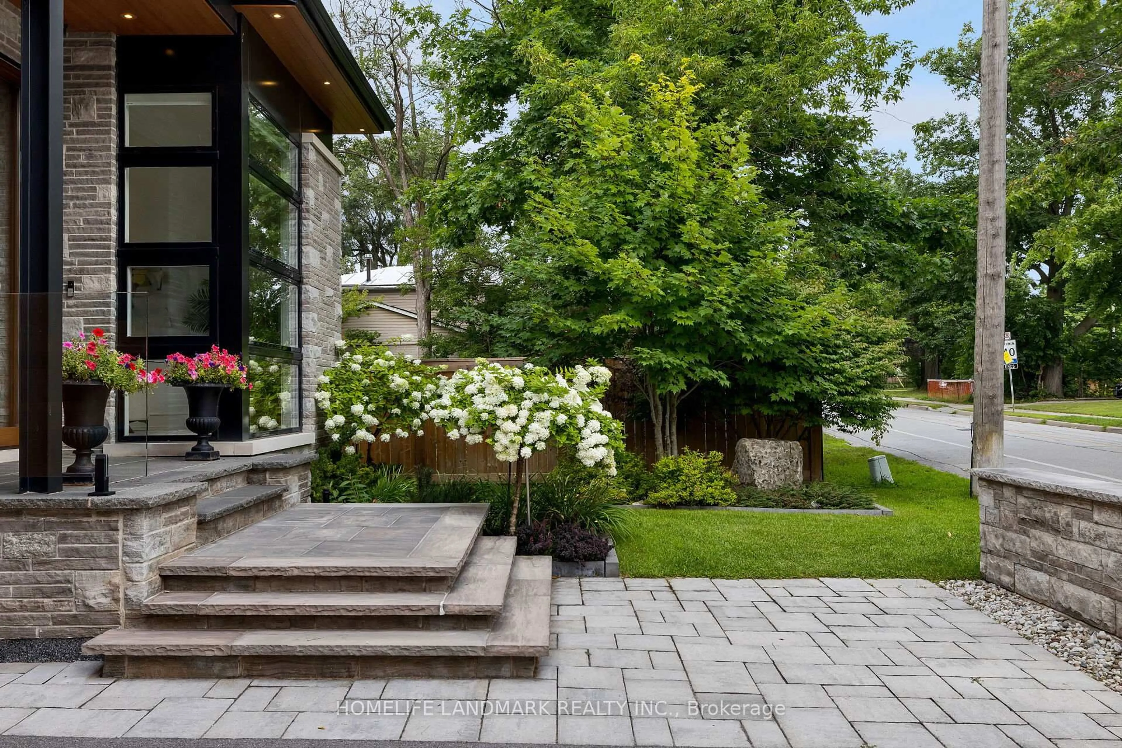 Patio, street for 418 PINE COVE Rd, Burlington Ontario L7N 1W5