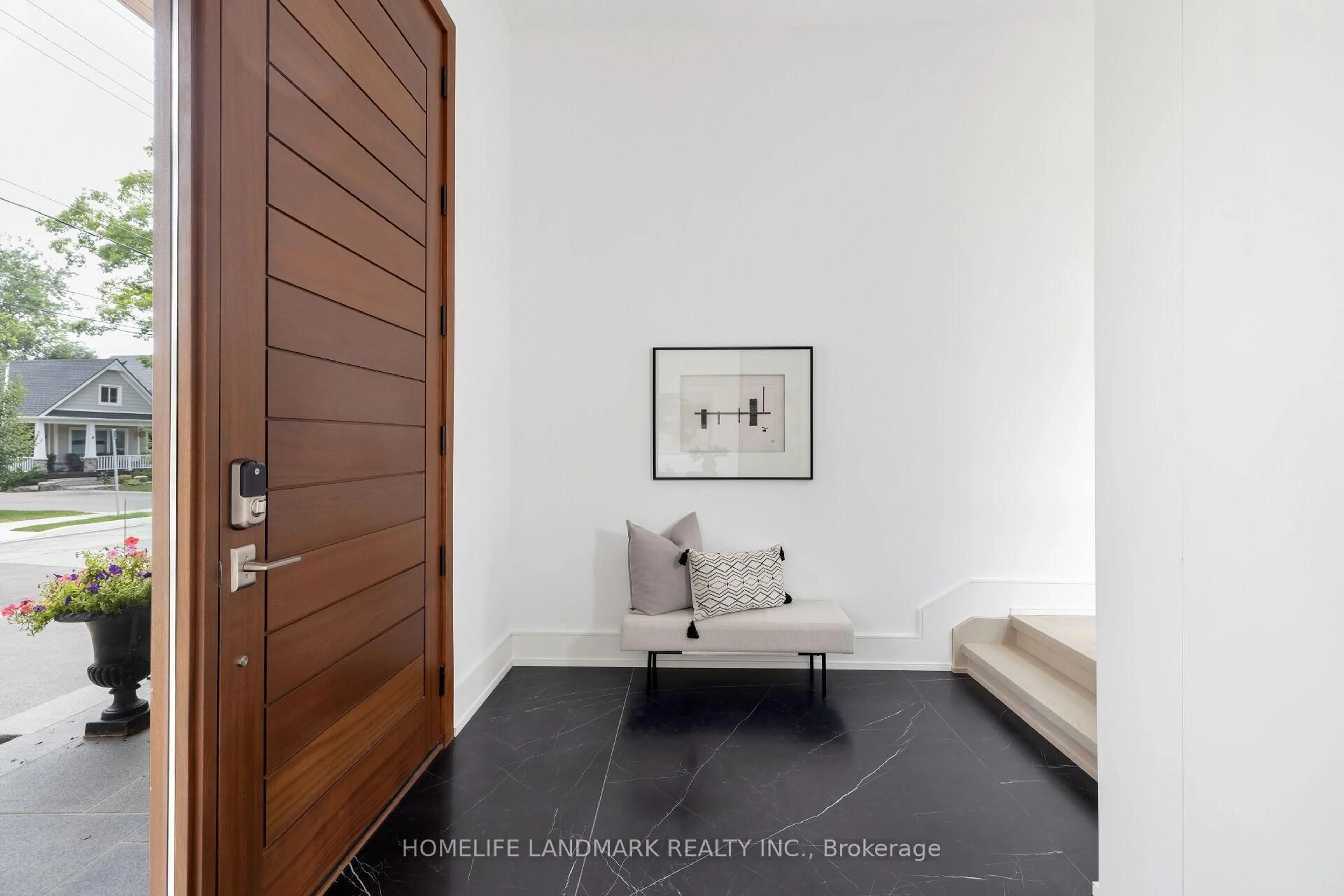 Indoor entryway for 418 PINE COVE Rd, Burlington Ontario L7N 1W5