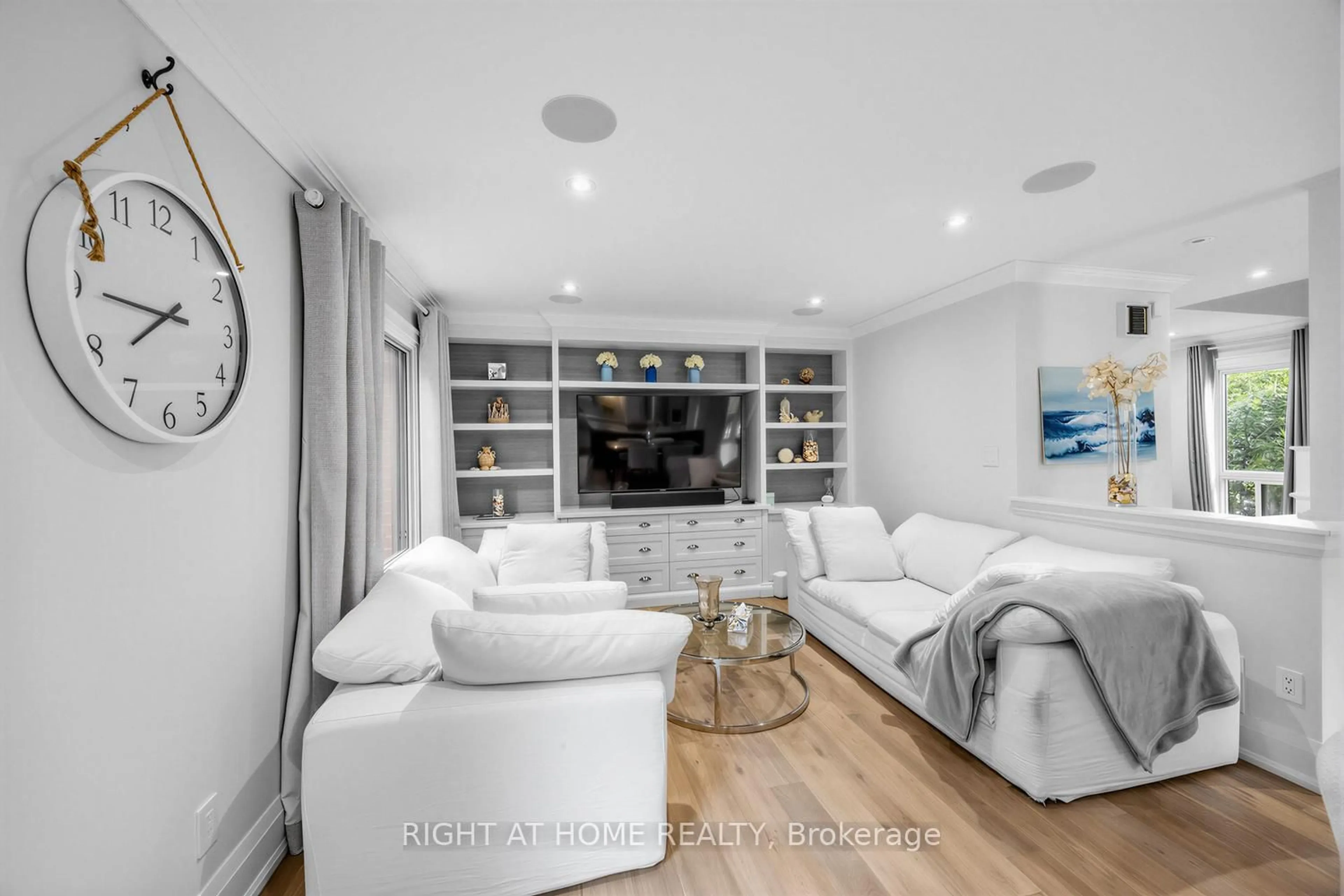 Living room with furniture, unknown for 6760 Dolmage Crt, Mississauga Ontario L5N 4V9
