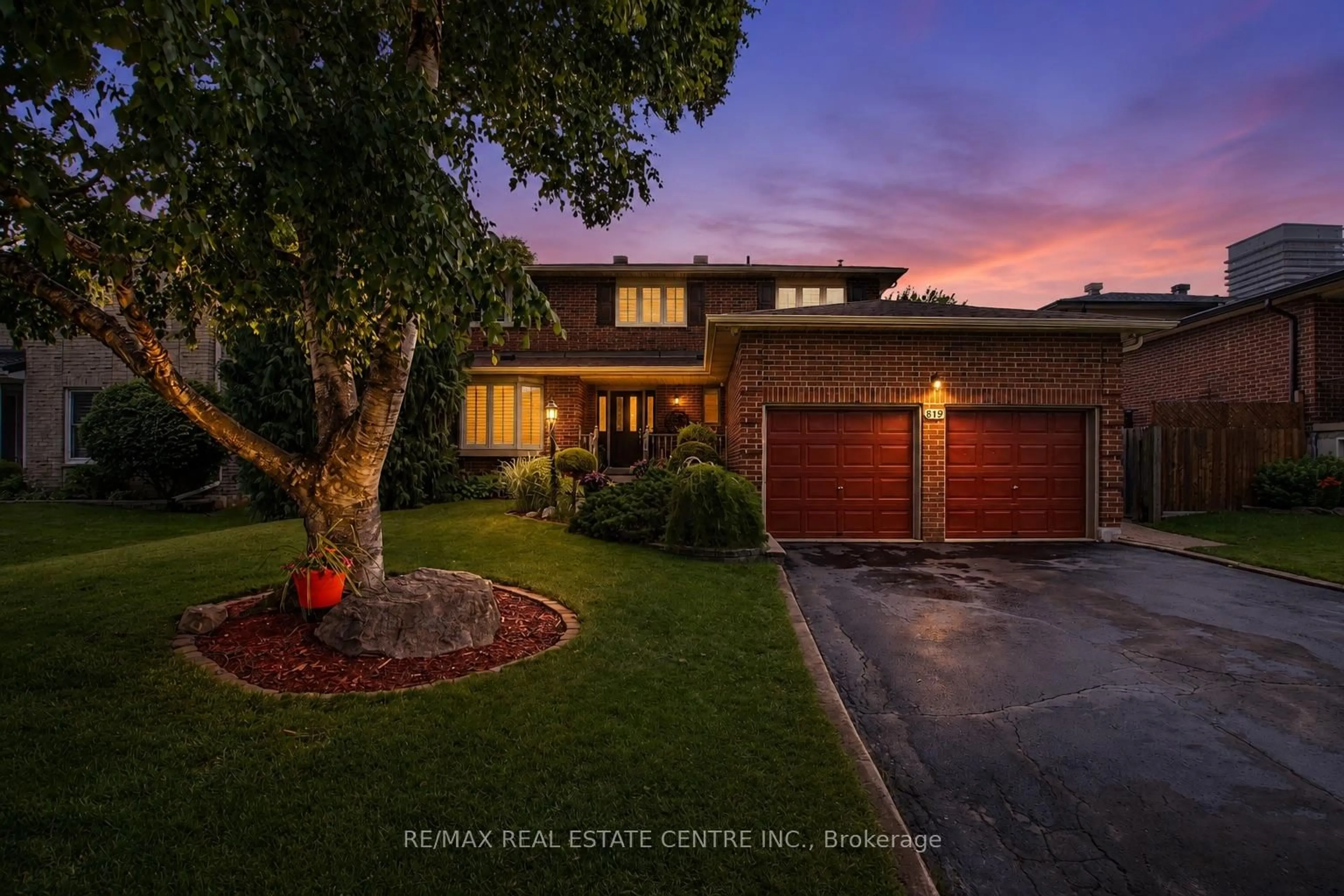 A pic from outside/outdoor area/front of a property/back of a property/a pic from drone, water/lake/river/ocean view for 819 Childs Dr, Milton Ontario L9T 4H9