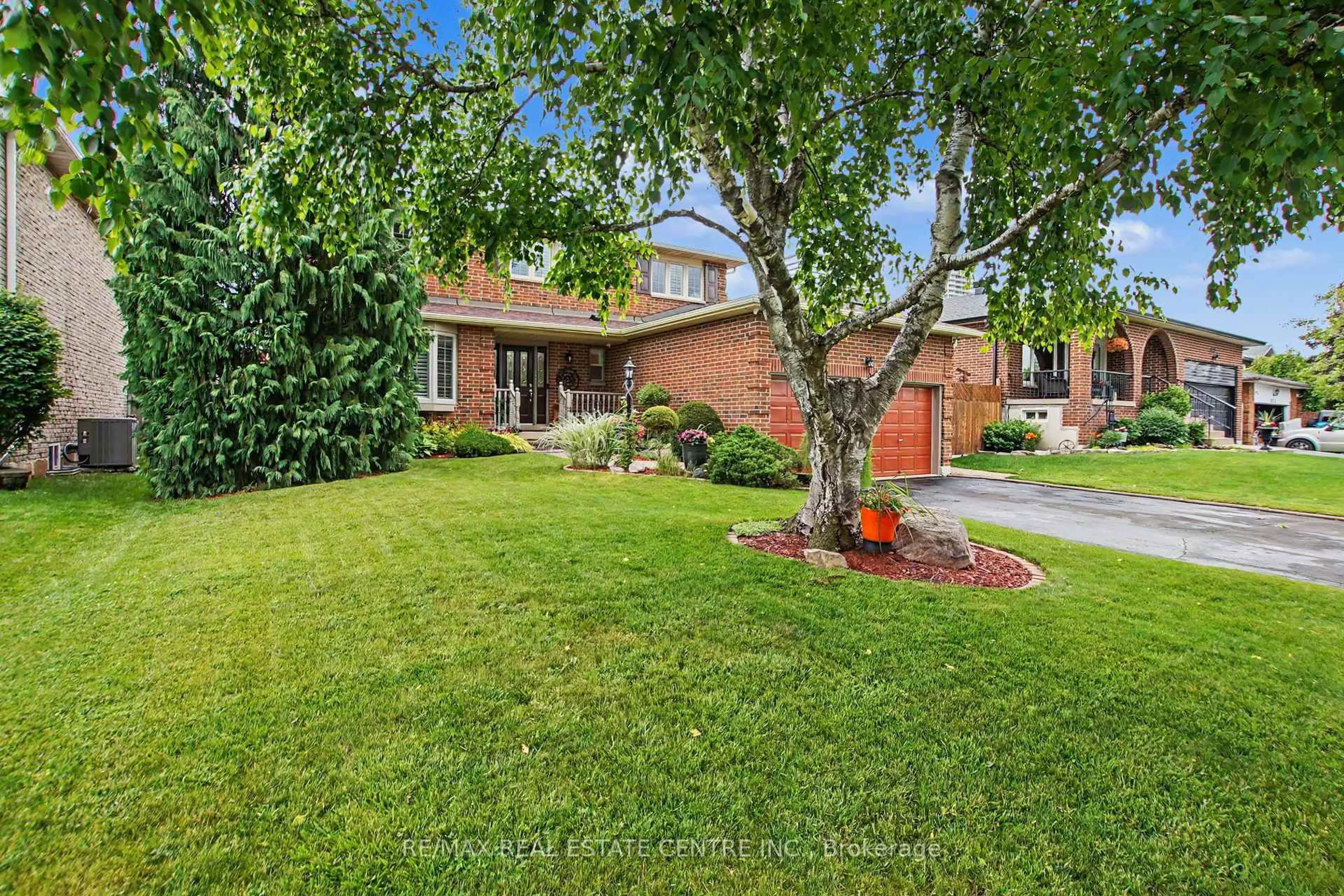 A pic from outside/outdoor area/front of a property/back of a property/a pic from drone, street for 819 Childs Dr, Milton Ontario L9T 4H9
