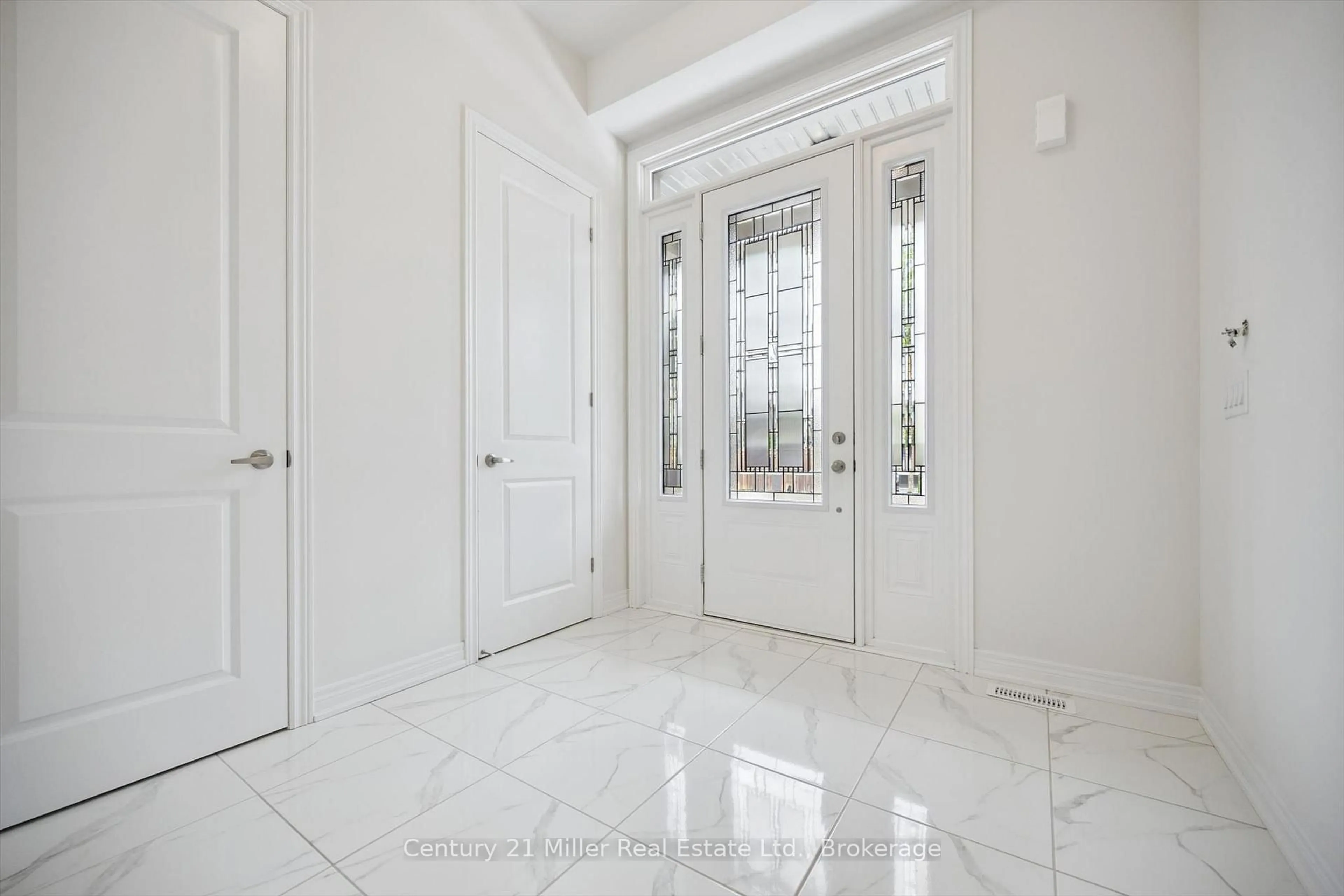 Indoor entryway for 3262 Millicent Ave, Oakville Ontario L6H 0V8