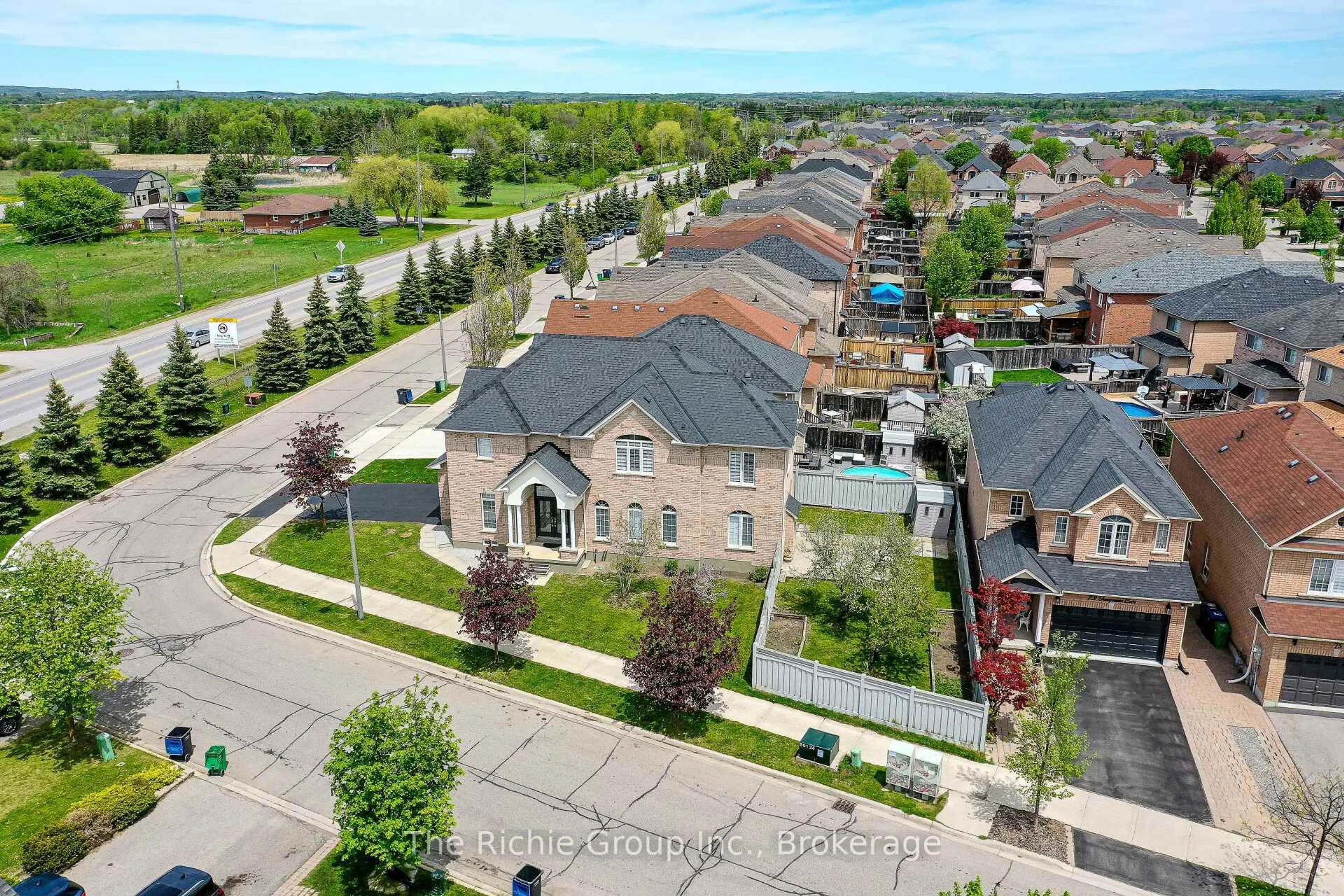 A pic from outside/outdoor area/front of a property/back of a property/a pic from drone, street for 59 Tarquini Cres, Caledon Ontario L7E 2Z5
