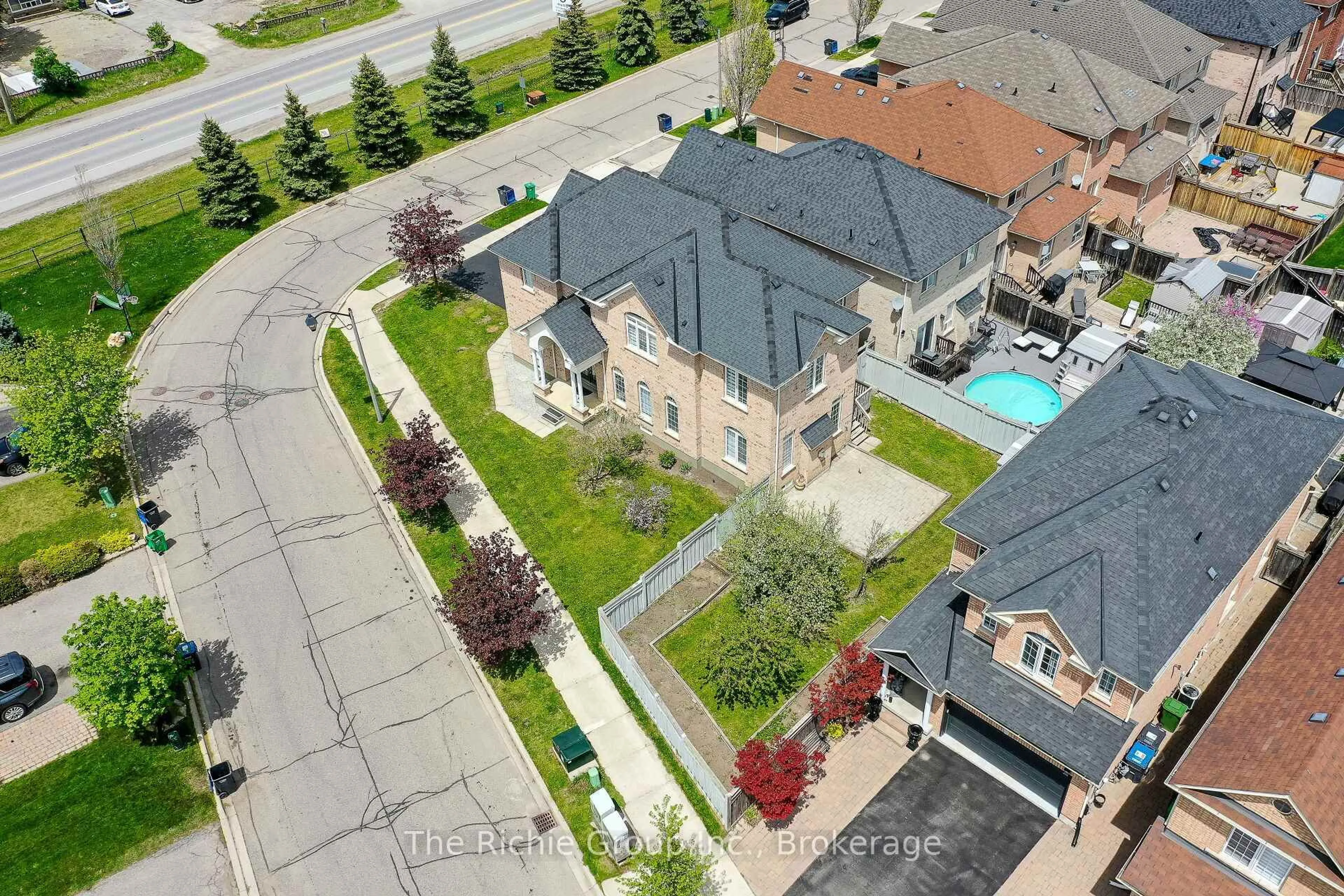 A pic from outside/outdoor area/front of a property/back of a property/a pic from drone, street for 59 Tarquini Cres, Caledon Ontario L7E 2Z5