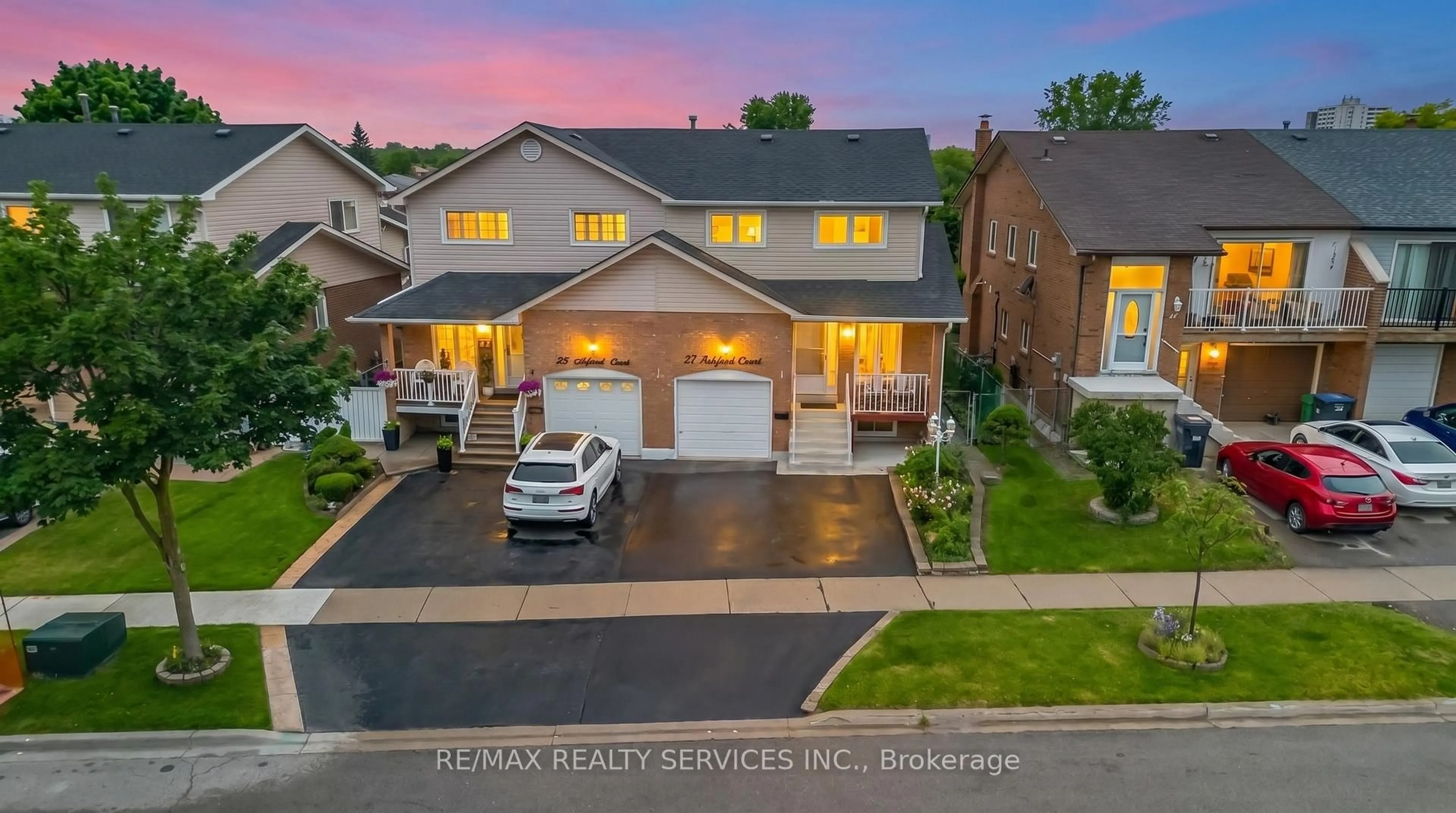 A pic from outside/outdoor area/front of a property/back of a property/a pic from drone, street for 27 Ashford Crt, Brampton Ontario L6V 3E2