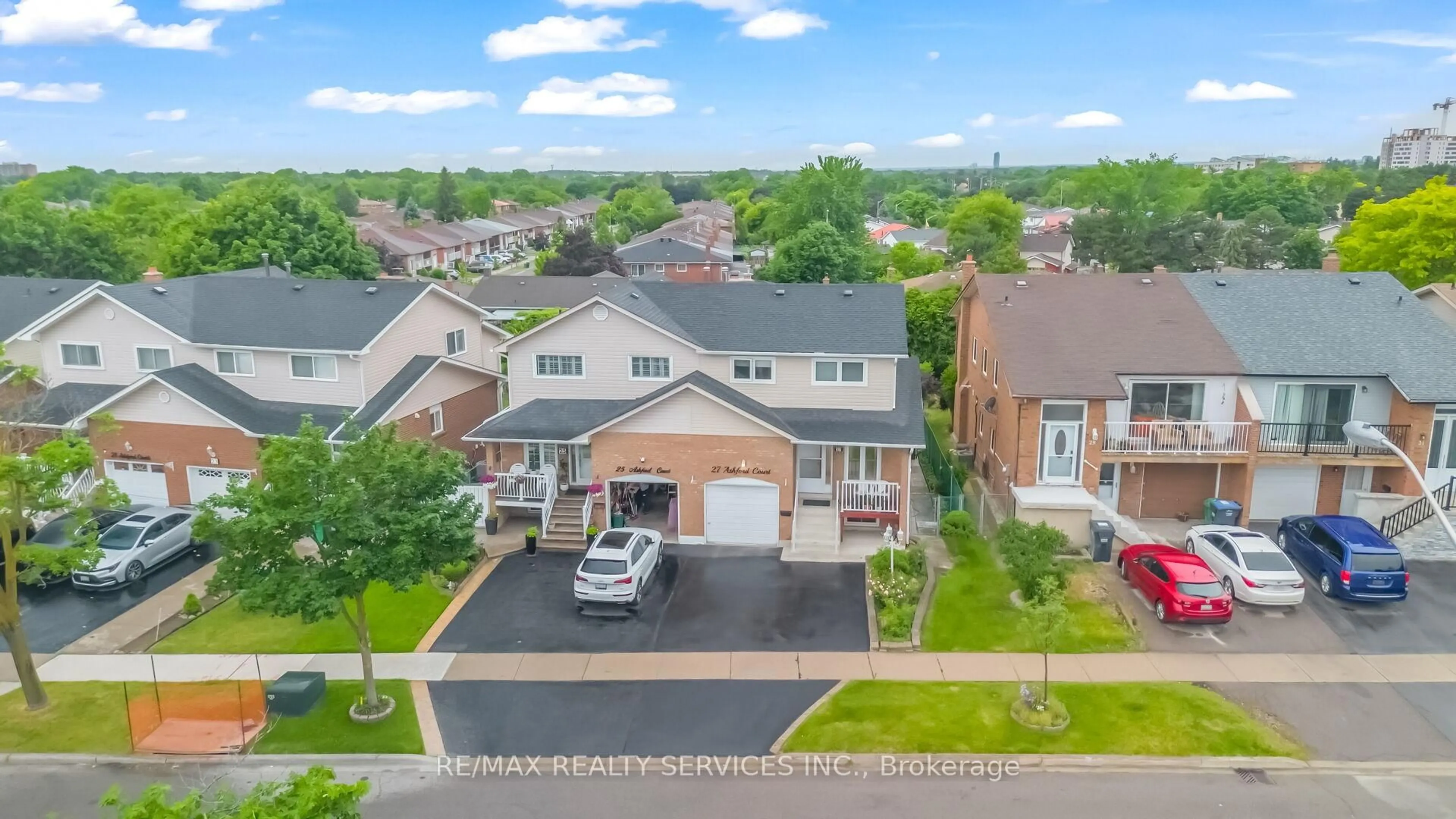 A pic from outside/outdoor area/front of a property/back of a property/a pic from drone, street for 27 Ashford Crt, Brampton Ontario L6V 3E2