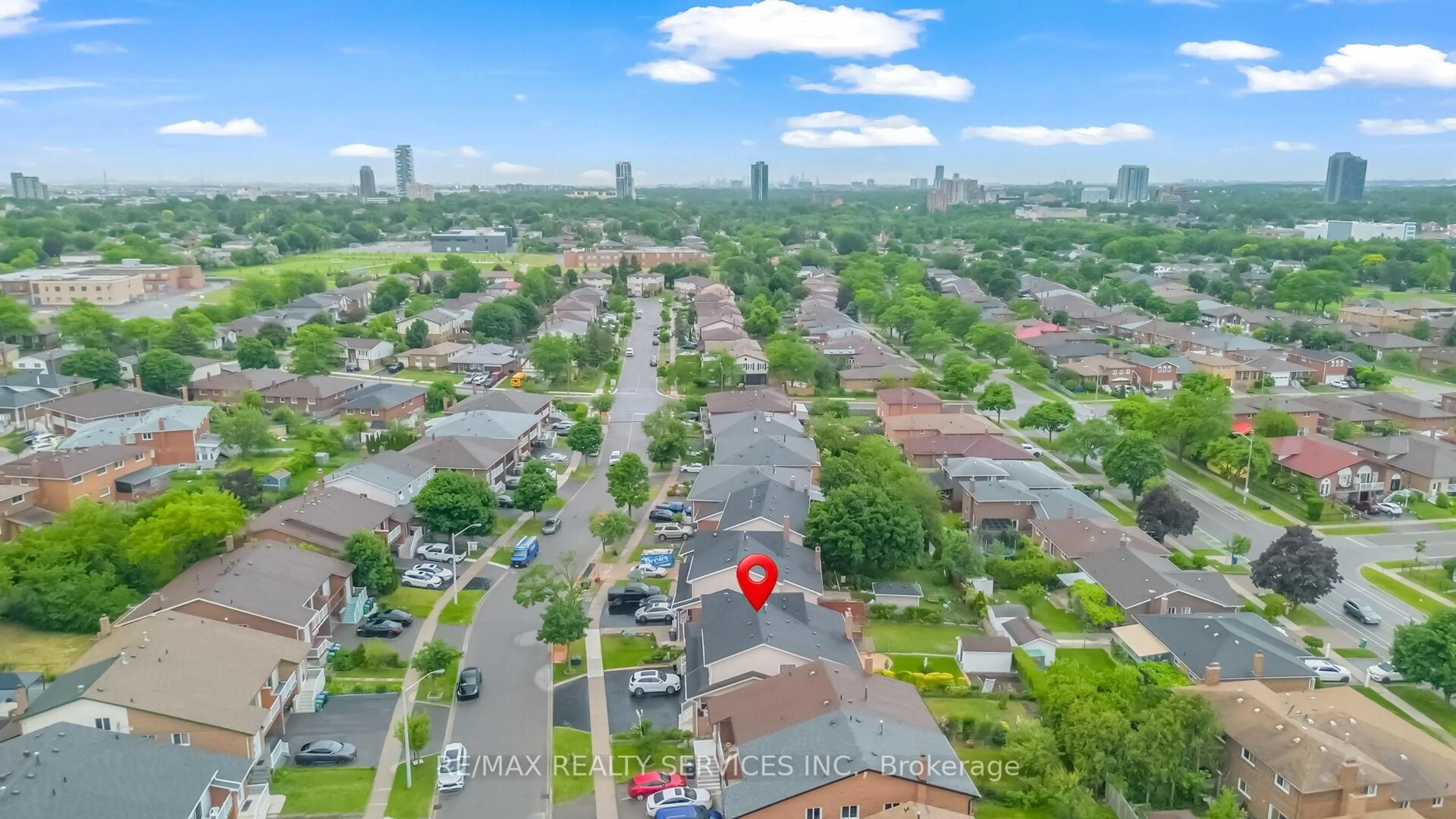 A pic from outside/outdoor area/front of a property/back of a property/a pic from drone, city buildings view from balcony for 27 Ashford Crt, Brampton Ontario L6V 3E2