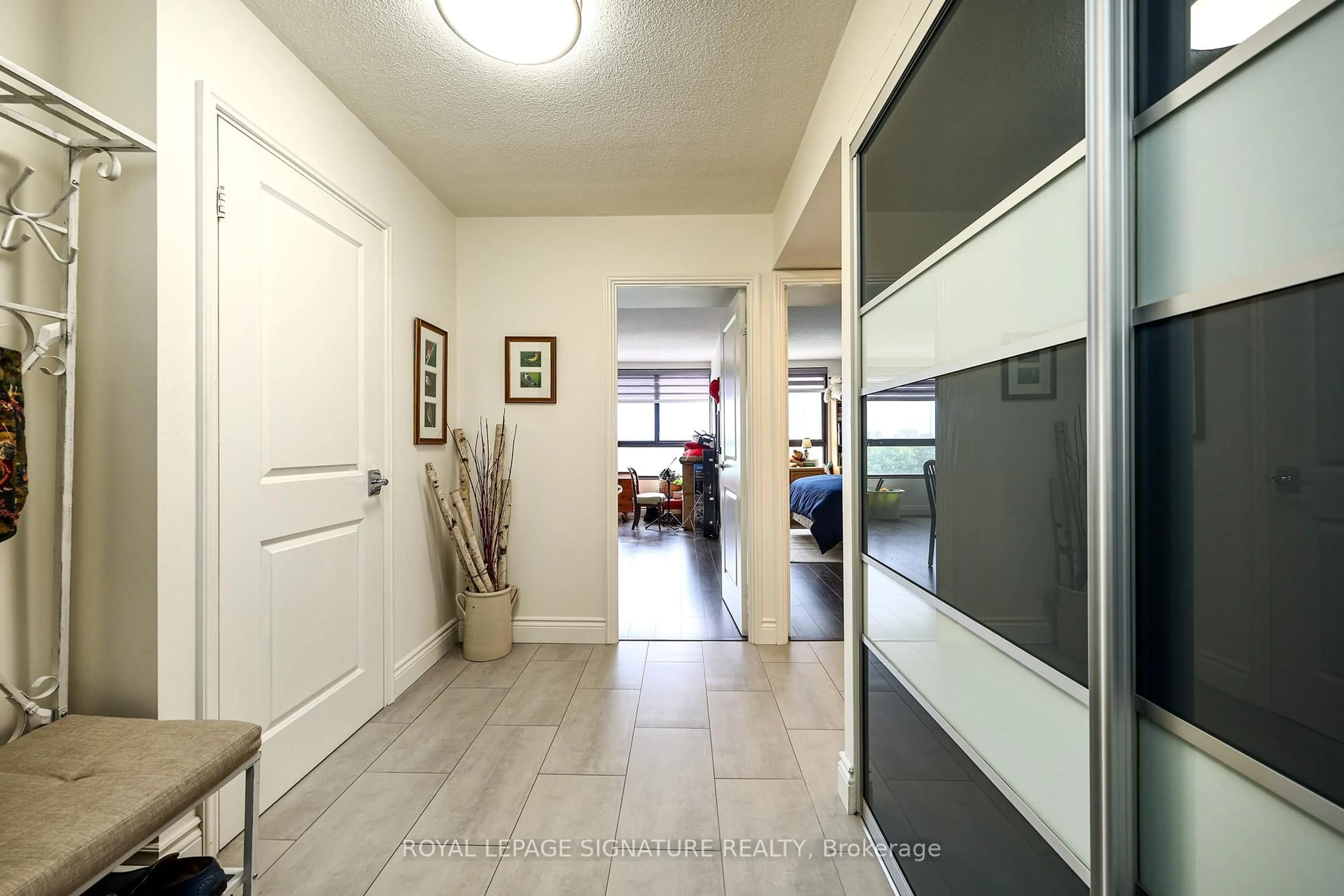Indoor foyer for 1300 Bloor St #907, Mississauga Ontario L4Y 3Z2