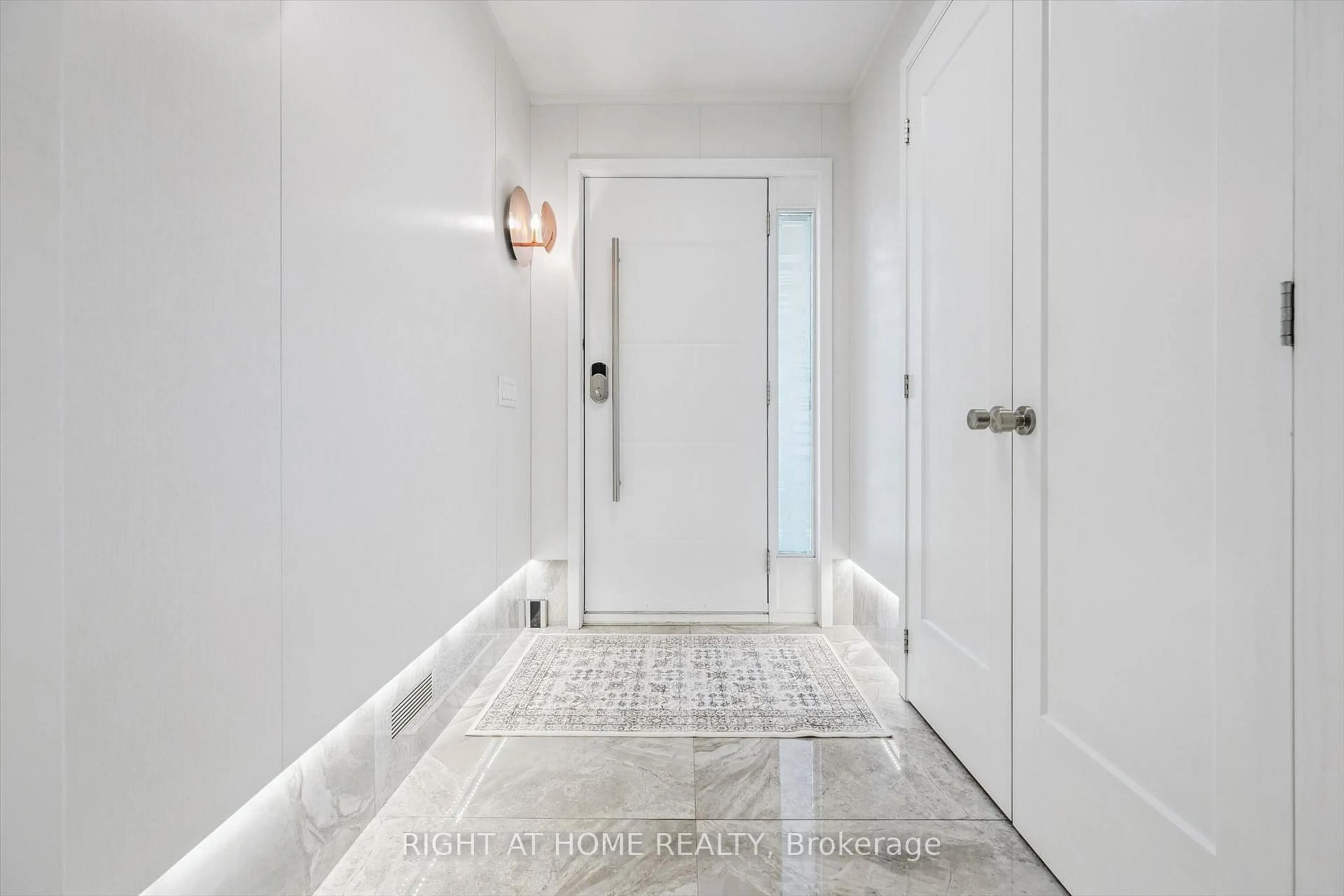 Indoor entryway for 2486 Edenhurst Dr, Mississauga Ontario L5A 2K9