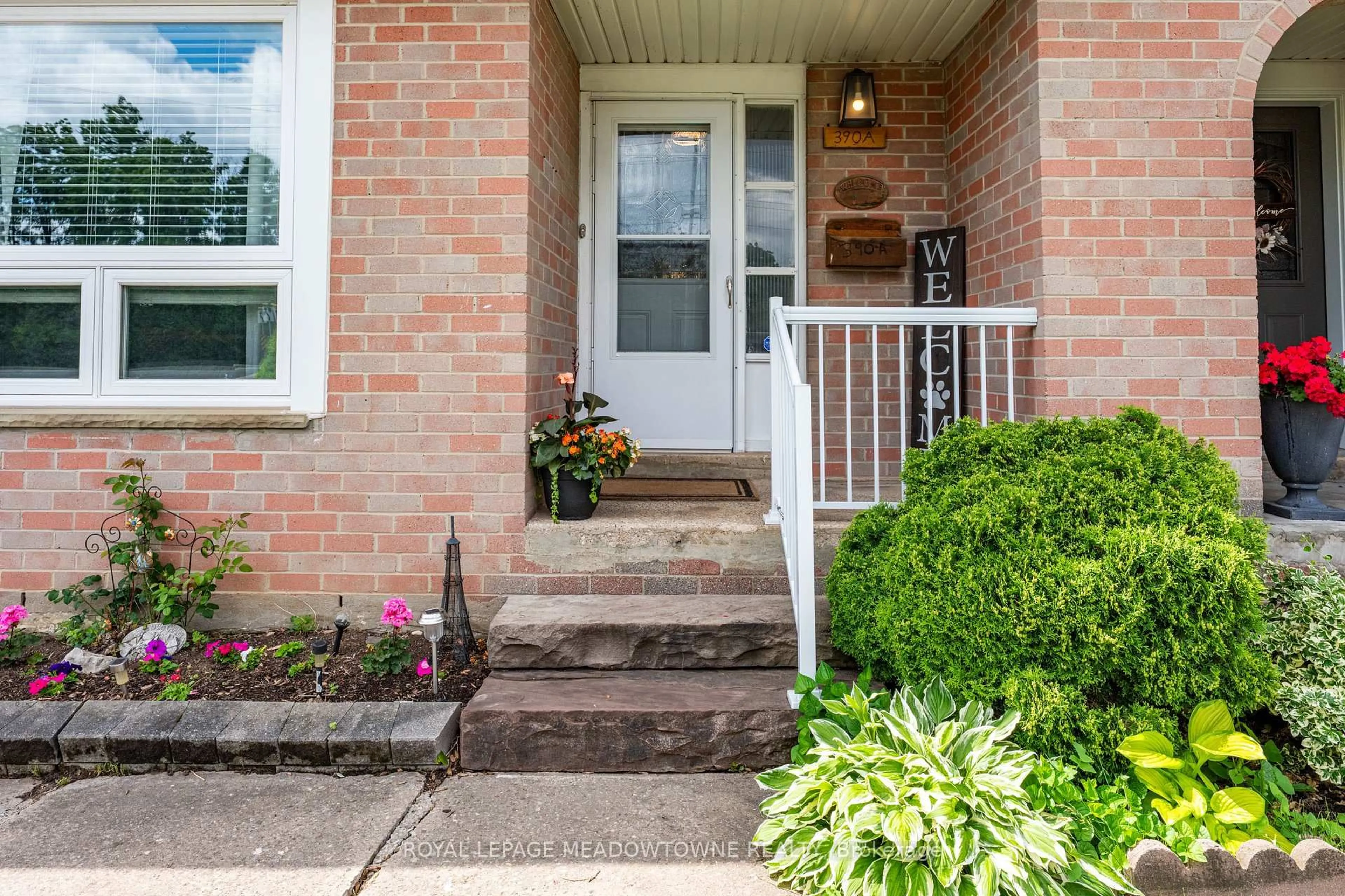 Indoor entryway for 390A Guelph St, Halton Hills Ontario L7G 4B7