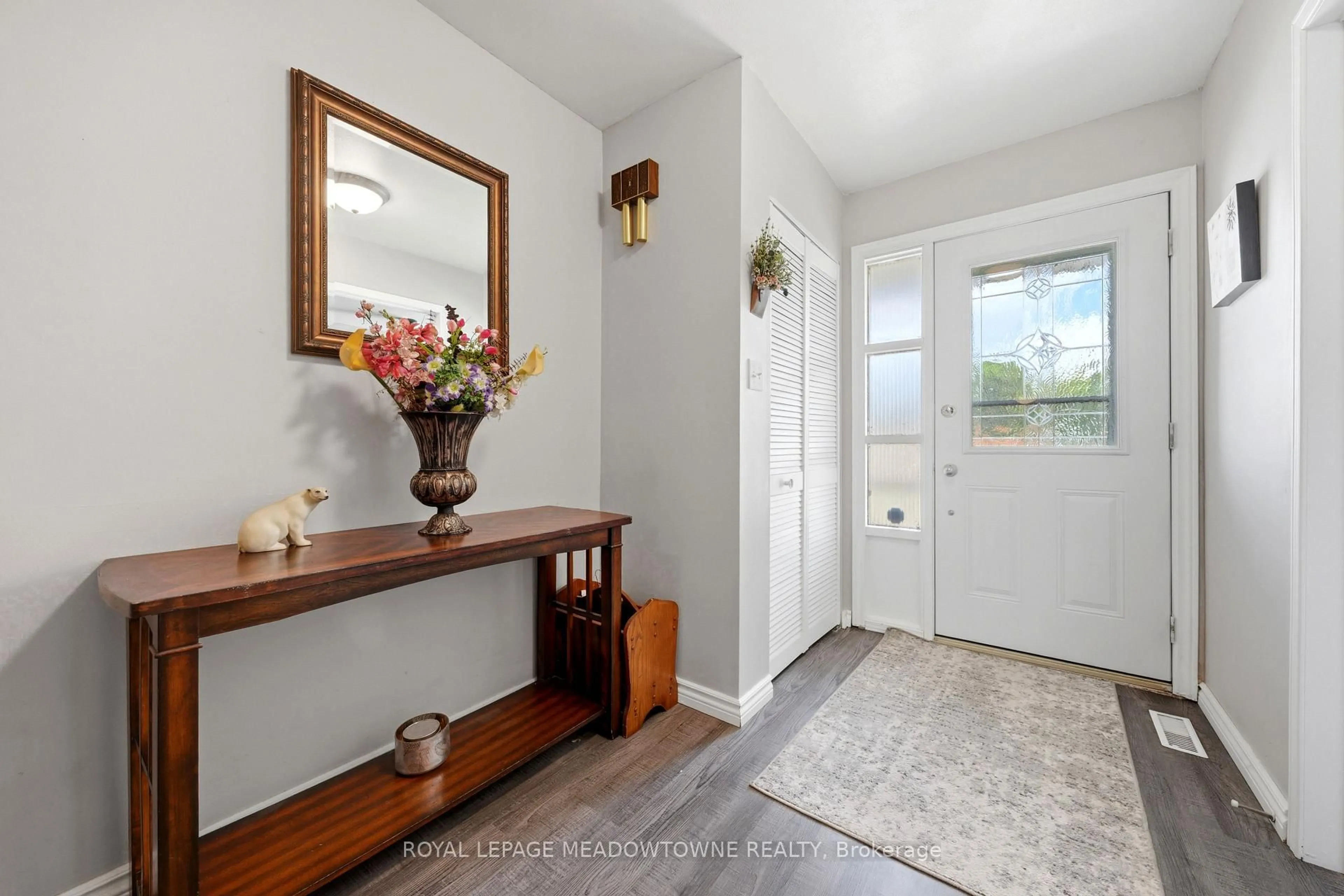 Indoor entryway for 390A Guelph St, Halton Hills Ontario L7G 4B7