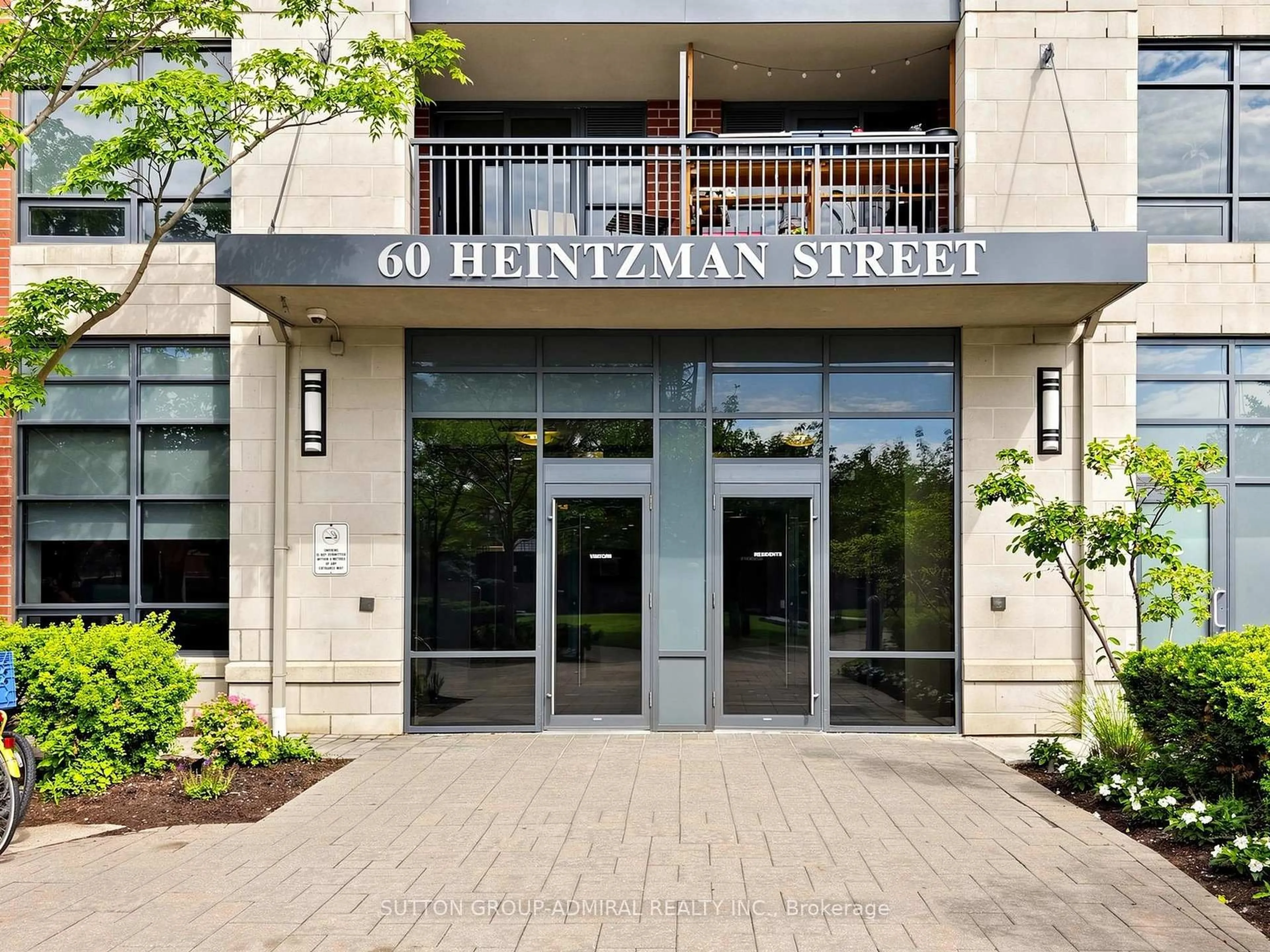 Indoor foyer for 60 Heintzman St #1039, Toronto Ontario M6P 5A1