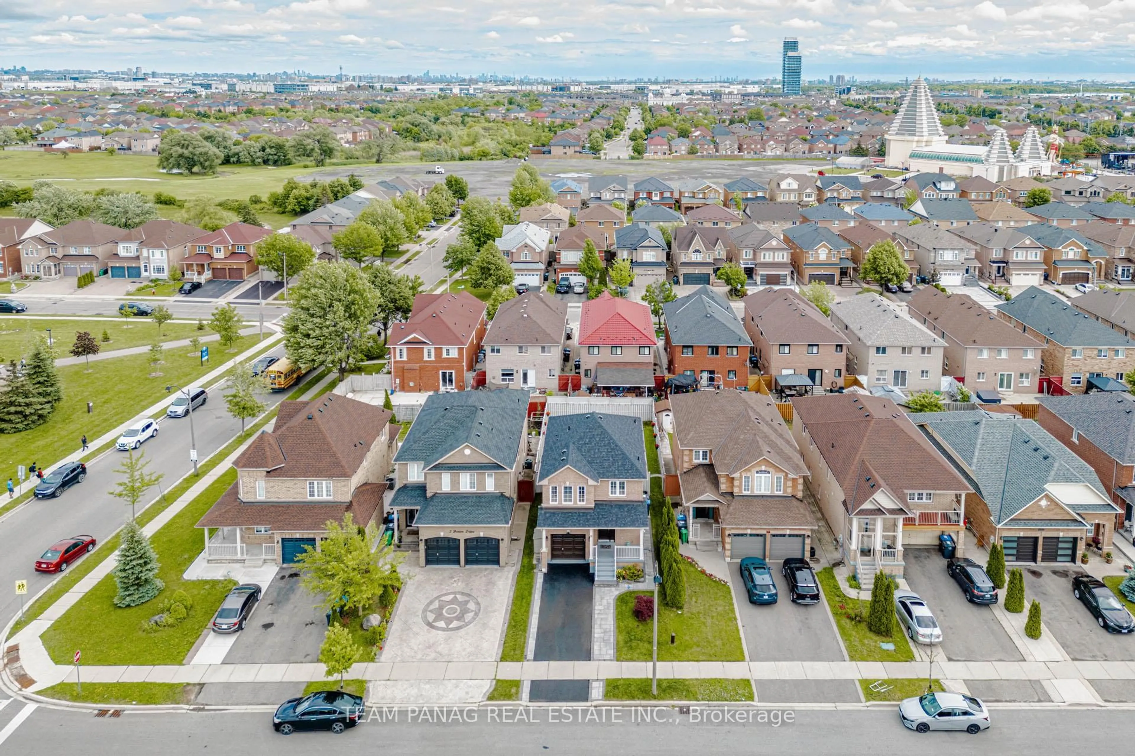 A pic from outside/outdoor area/front of a property/back of a property/a pic from drone, street for 5 Denim Dr, Brampton Ontario L6P 1K4