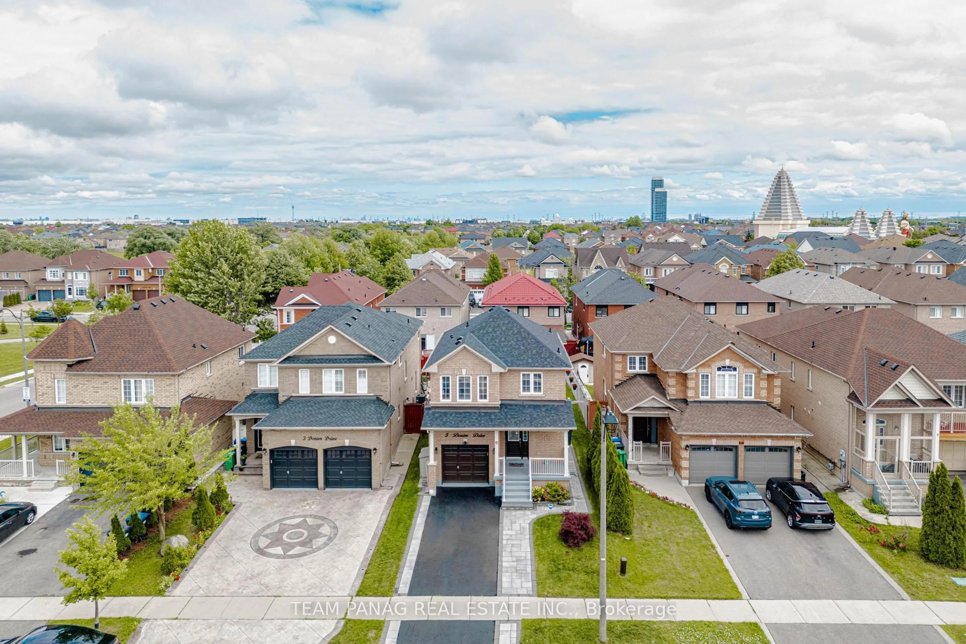 A pic from outside/outdoor area/front of a property/back of a property/a pic from drone, street for 5 Denim Dr, Brampton Ontario L6P 1K4