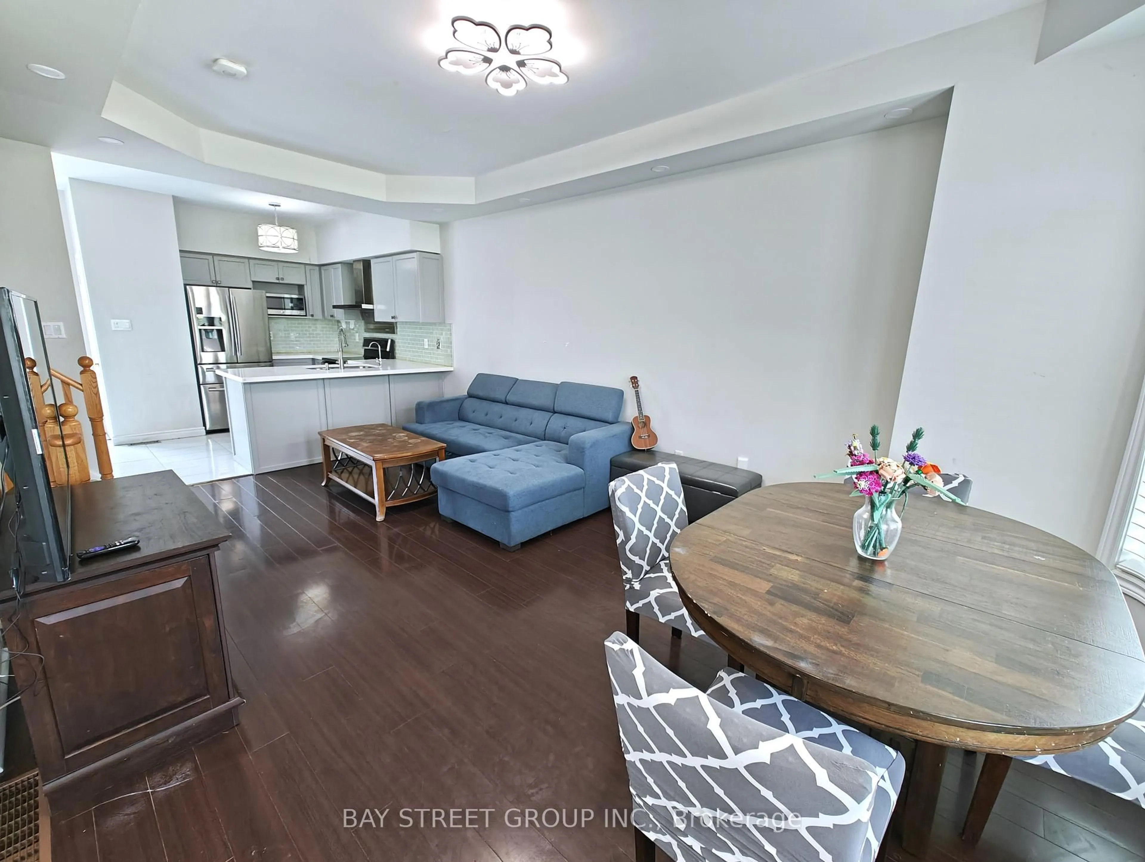 Living room with furniture, wood/laminate floor for 256 Glenashton Dr, Oakville Ontario L6H 6H5