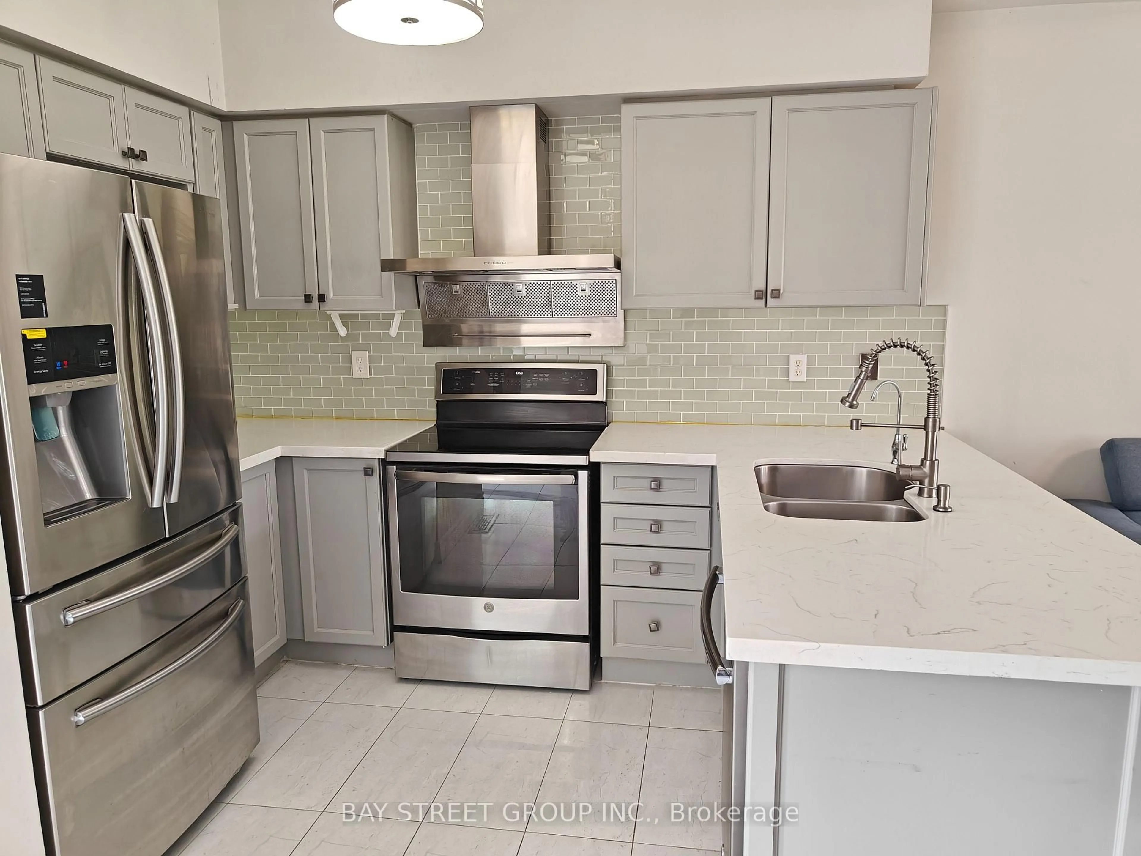 Standard kitchen, ceramic/tile floor for 256 Glenashton Dr, Oakville Ontario L6H 6H5