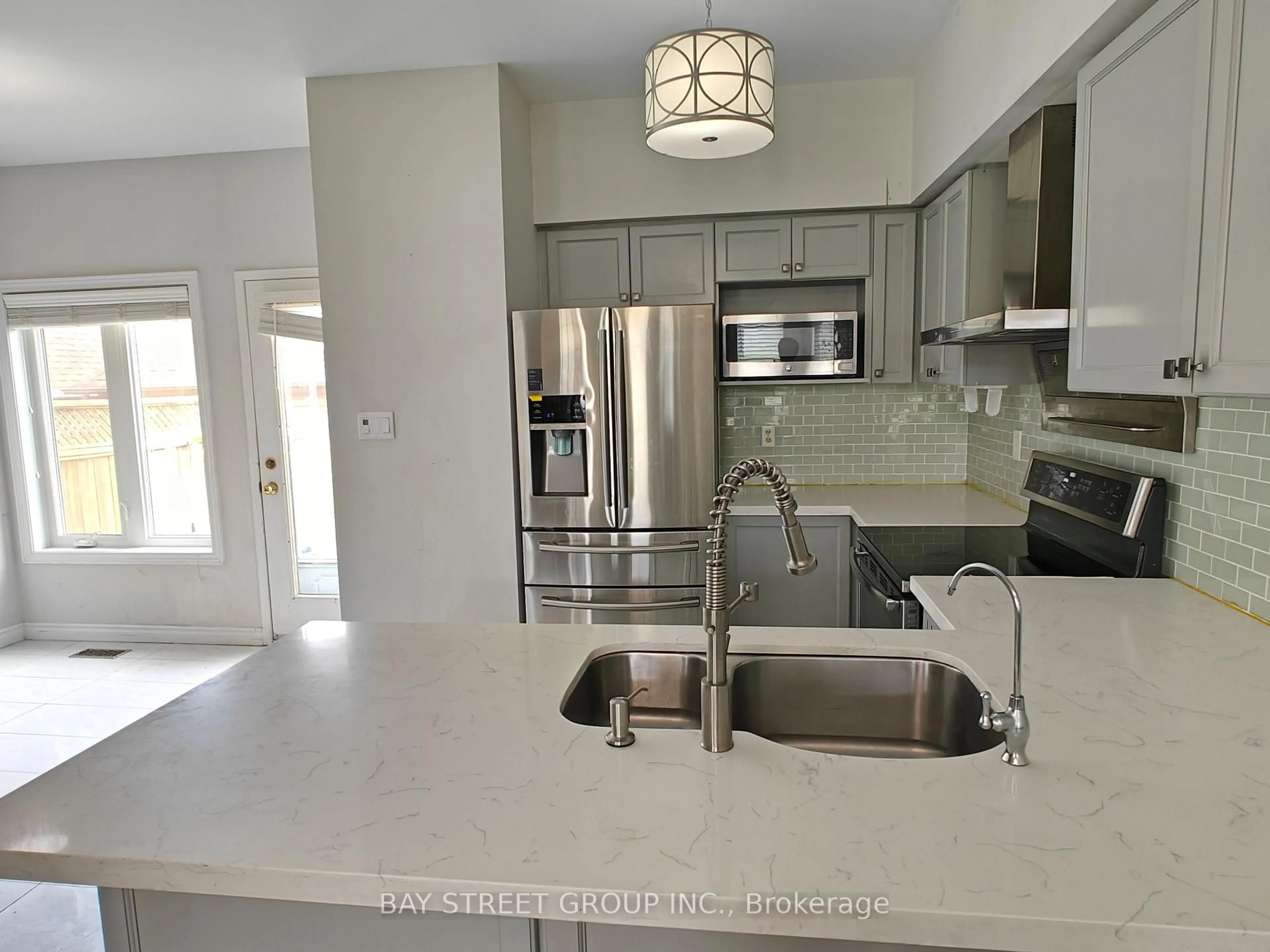 Open concept kitchen, ceramic/tile floor for 256 Glenashton Dr, Oakville Ontario L6H 6H5