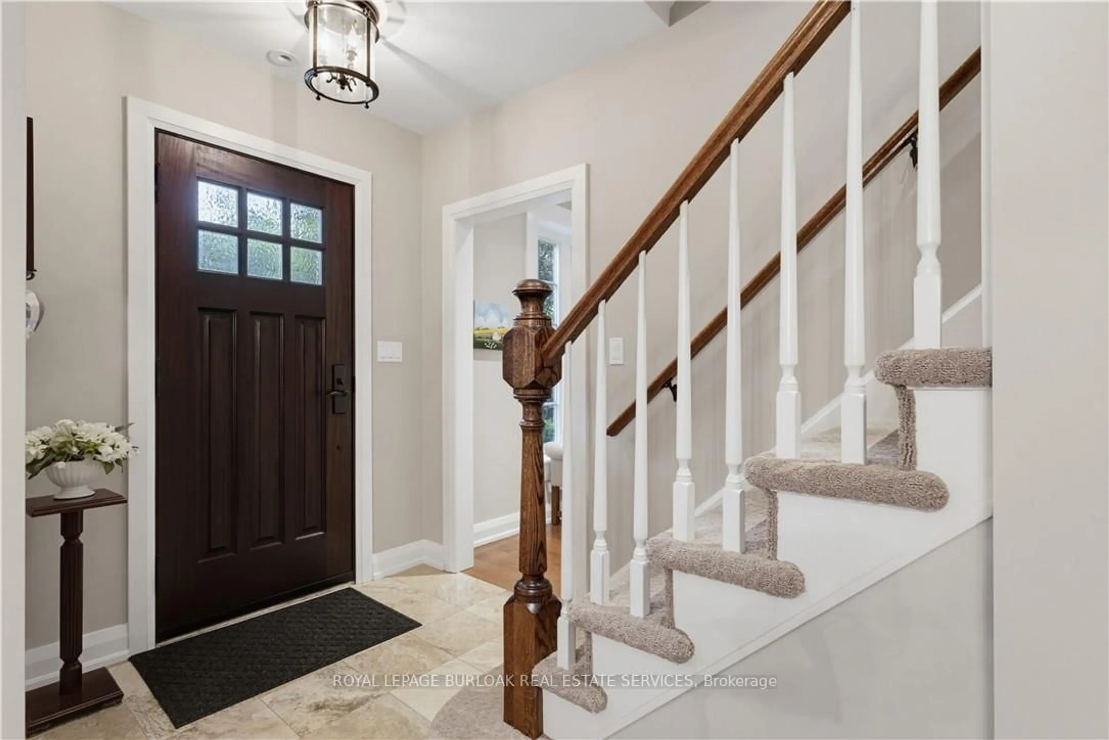 Indoor entryway for 339 Smith Ave, Burlington Ontario L7R 2T9