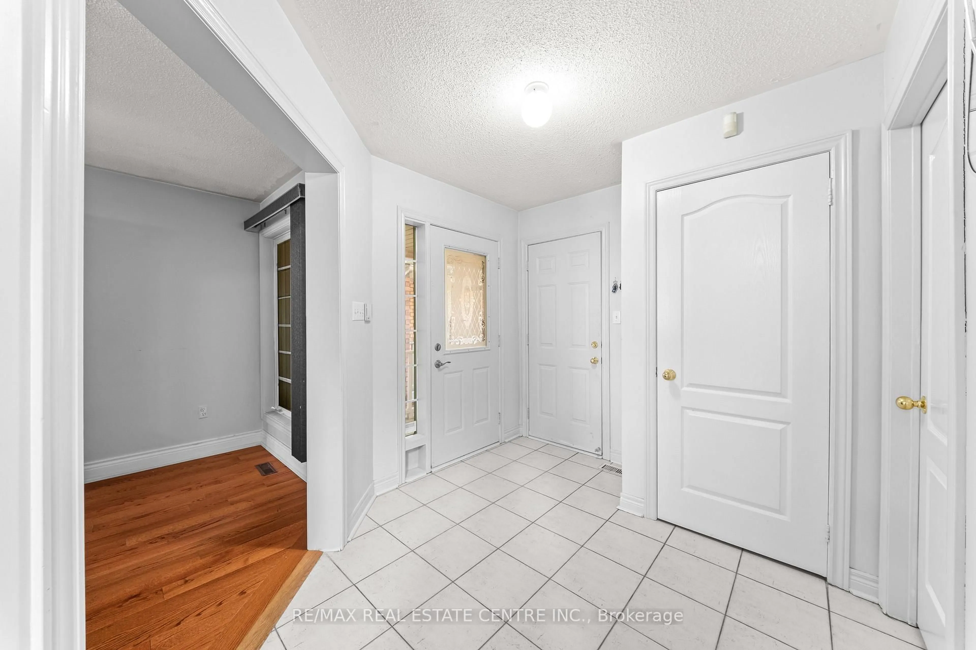 Indoor entryway for 18 Velvet Grass Lane, Brampton Ontario L6R 1W6