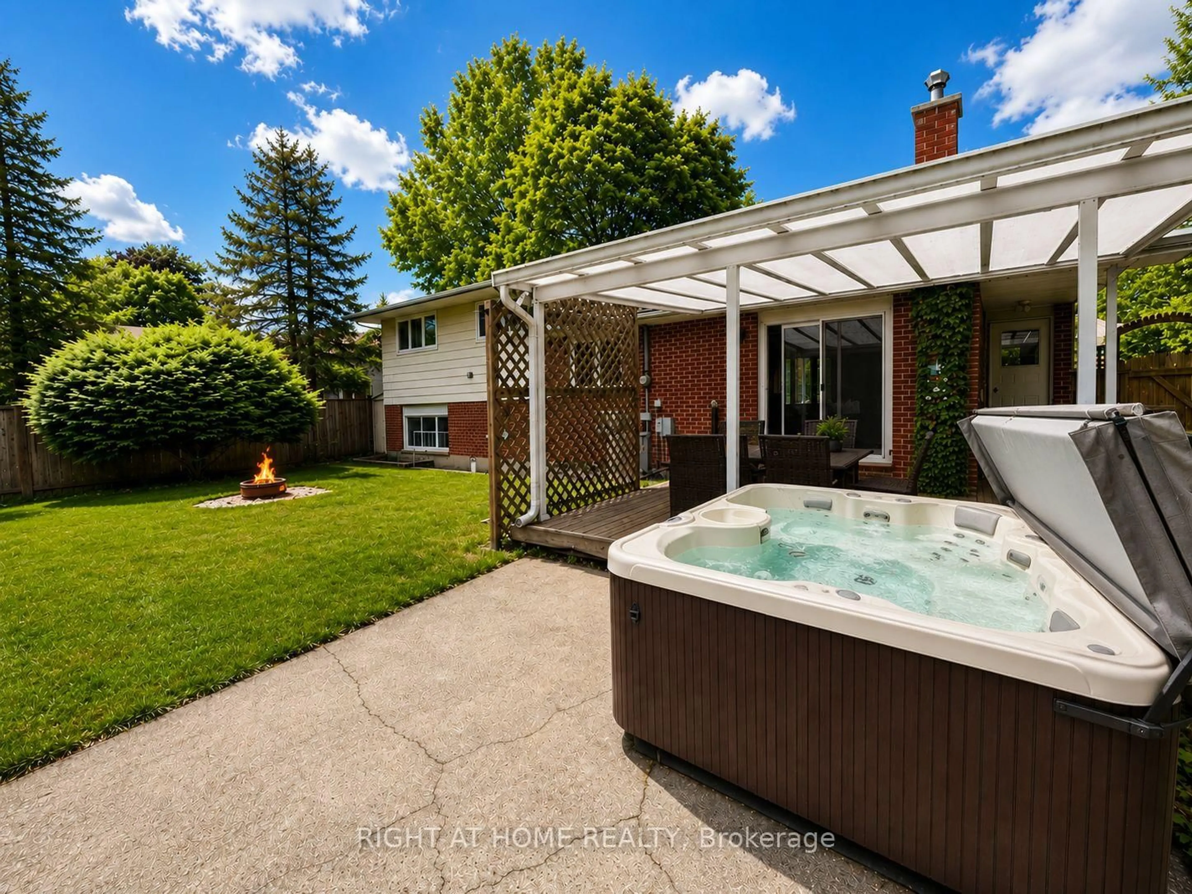 Patio, street for 4440 Cosburn Cres, Burlington Ontario L7L 1S5