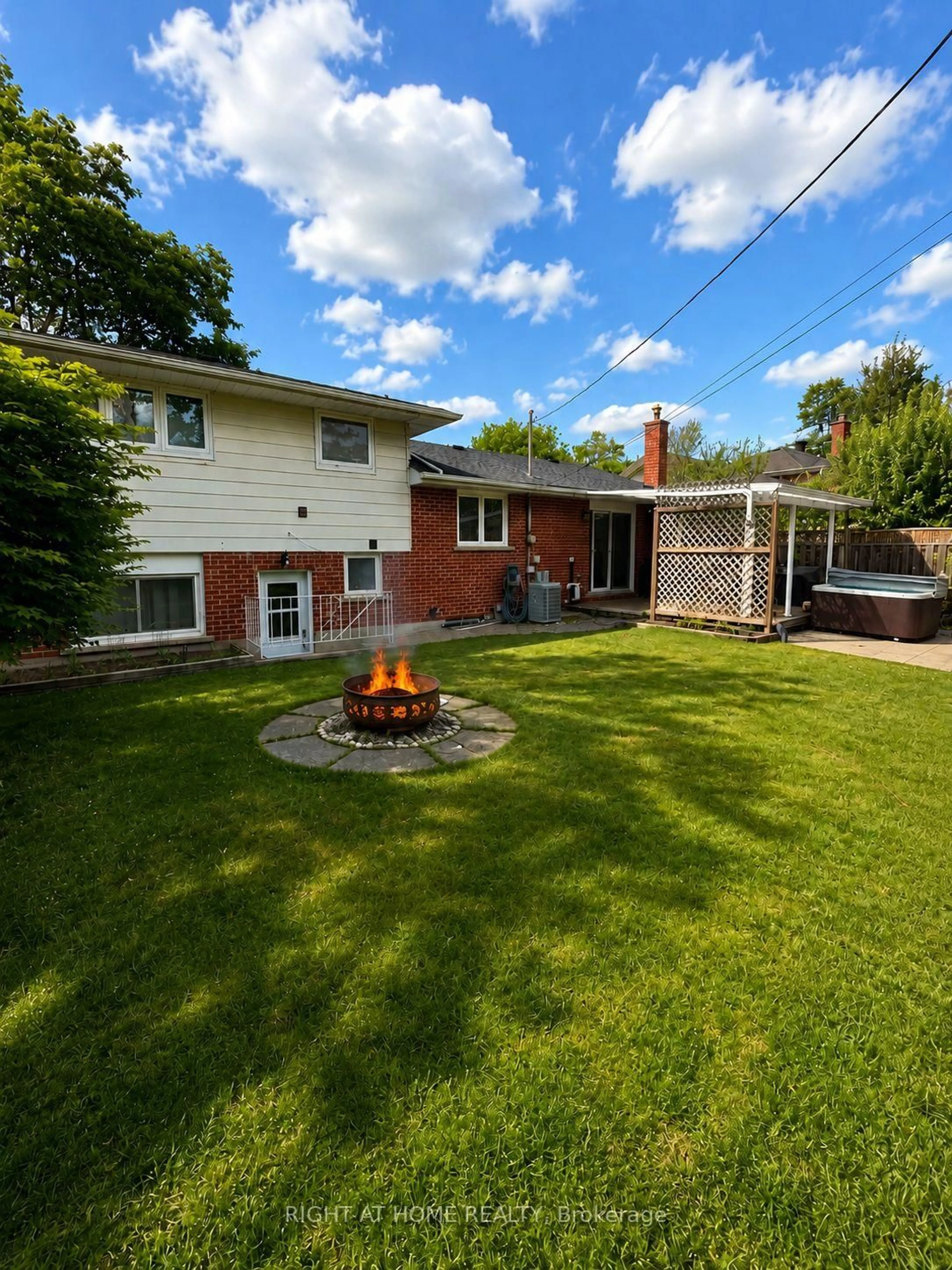 A pic from outside/outdoor area/front of a property/back of a property/a pic from drone, street for 4440 Cosburn Cres, Burlington Ontario L7L 1S5