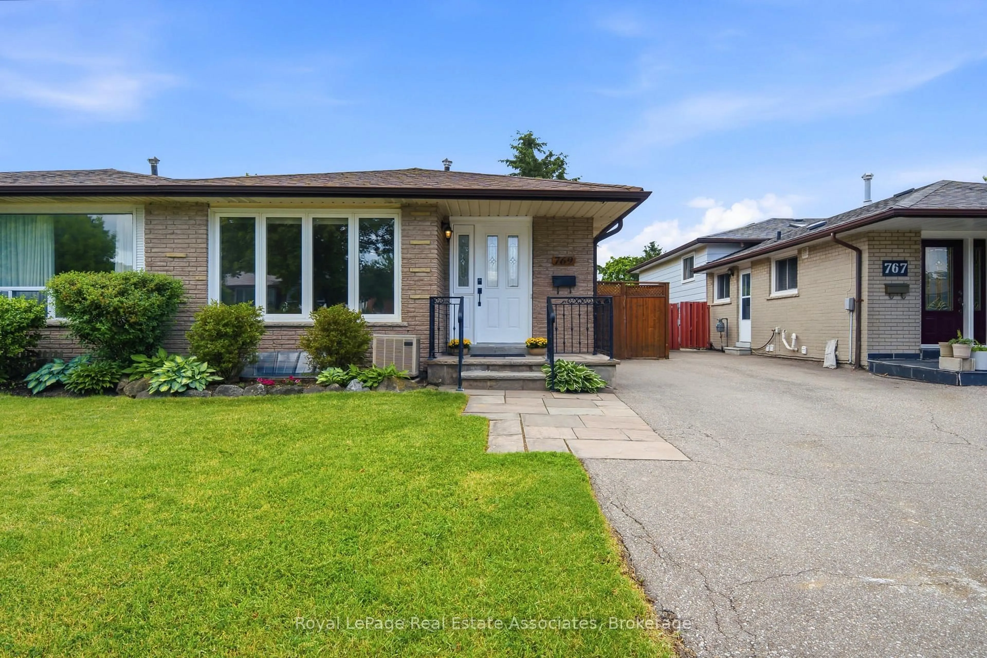Home with vinyl exterior material, street for 769 Eaglemount Cres, Mississauga Ontario L5C 1H2