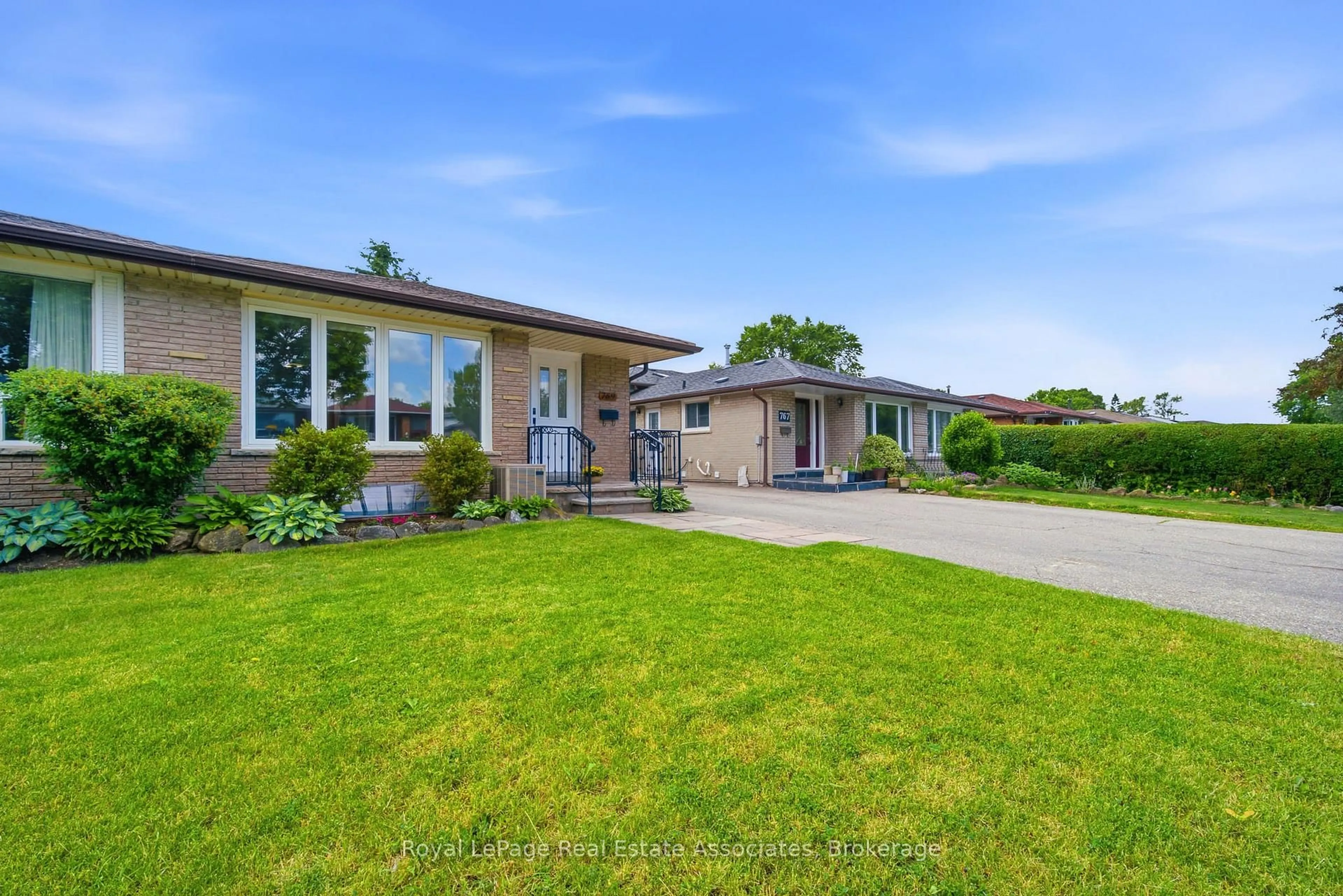 A pic from outside/outdoor area/front of a property/back of a property/a pic from drone, street for 769 Eaglemount Cres, Mississauga Ontario L5C 1H2