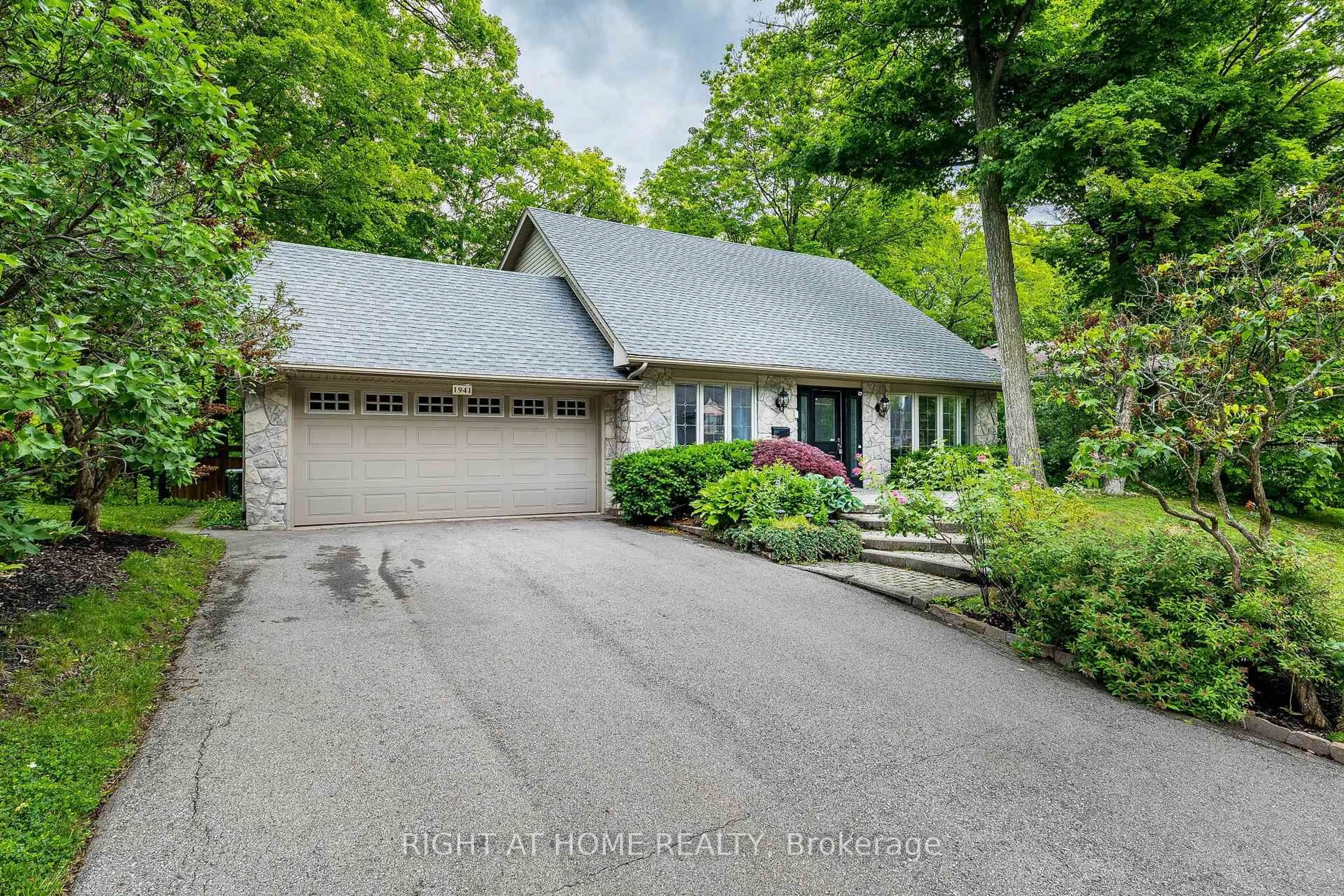 Unknown for 1941 Four Seasons Dr, Burlington Ontario L7P 2Y3