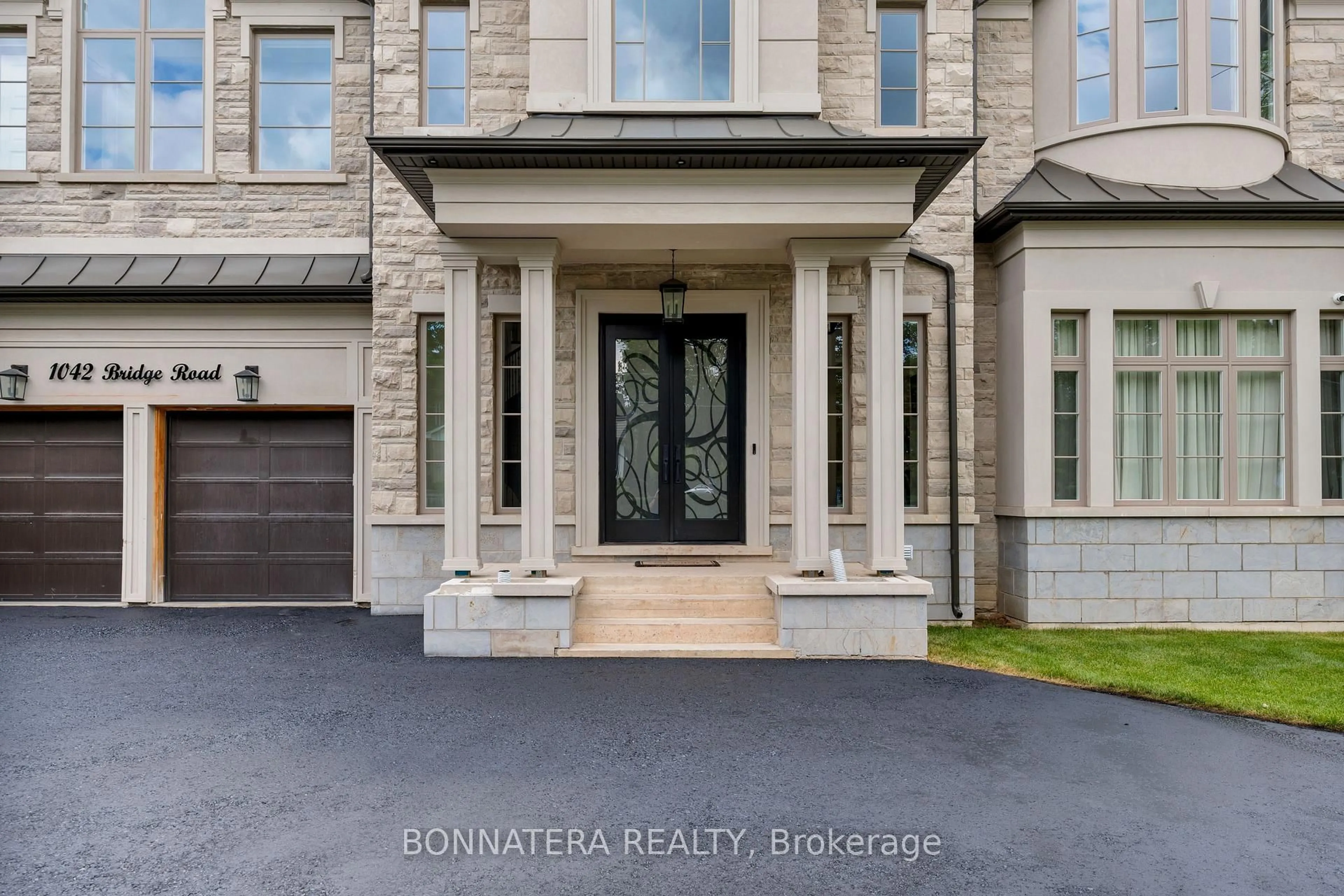 Home with brick exterior material, unknown for 1042 Bridge Rd, Oakville Ontario L6L 2B5