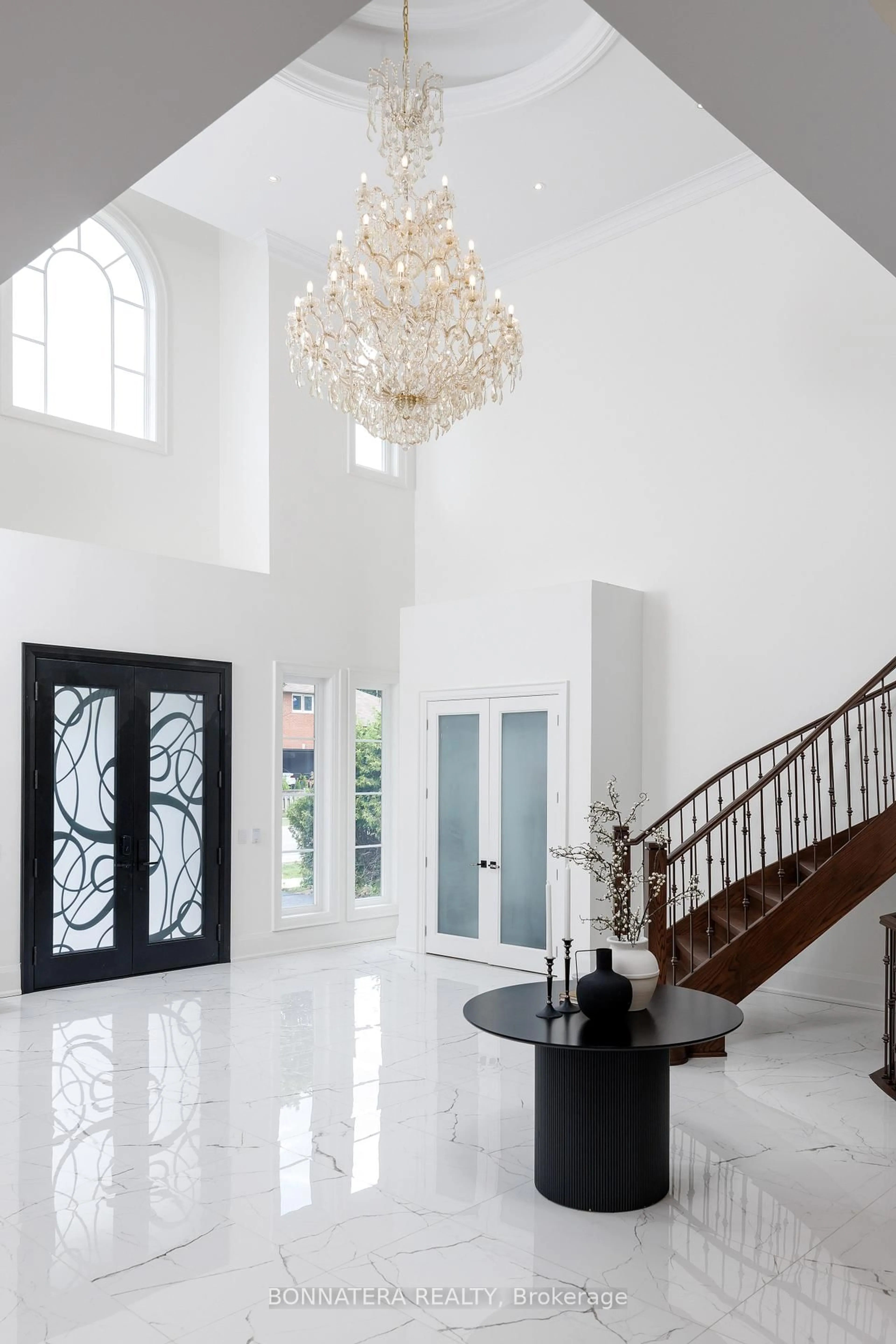 Indoor foyer for 1042 Bridge Rd, Oakville Ontario L6L 2B5
