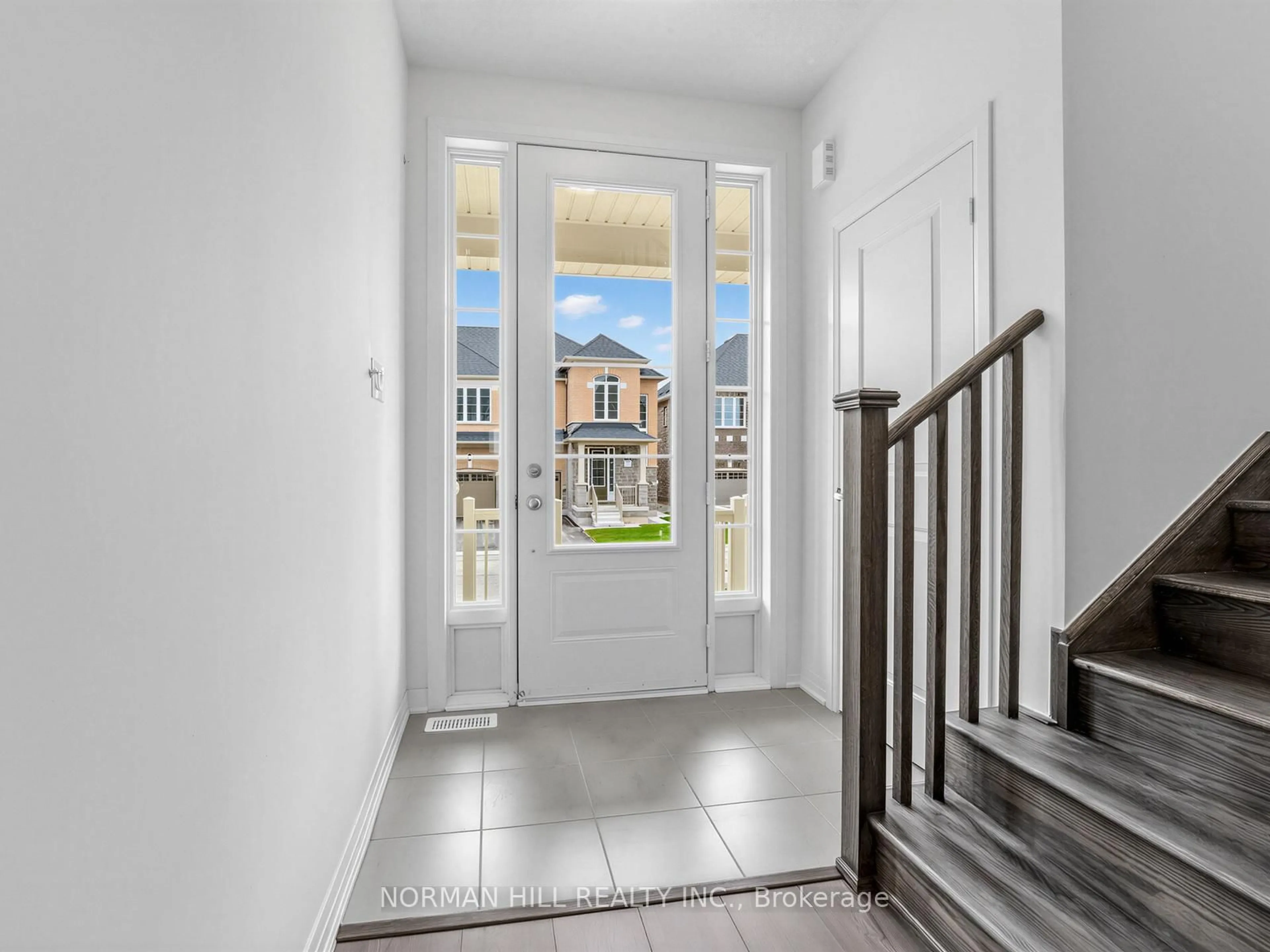 Indoor entryway for 8 Guildhouse Dr, Brampton Ontario L7A 4W5