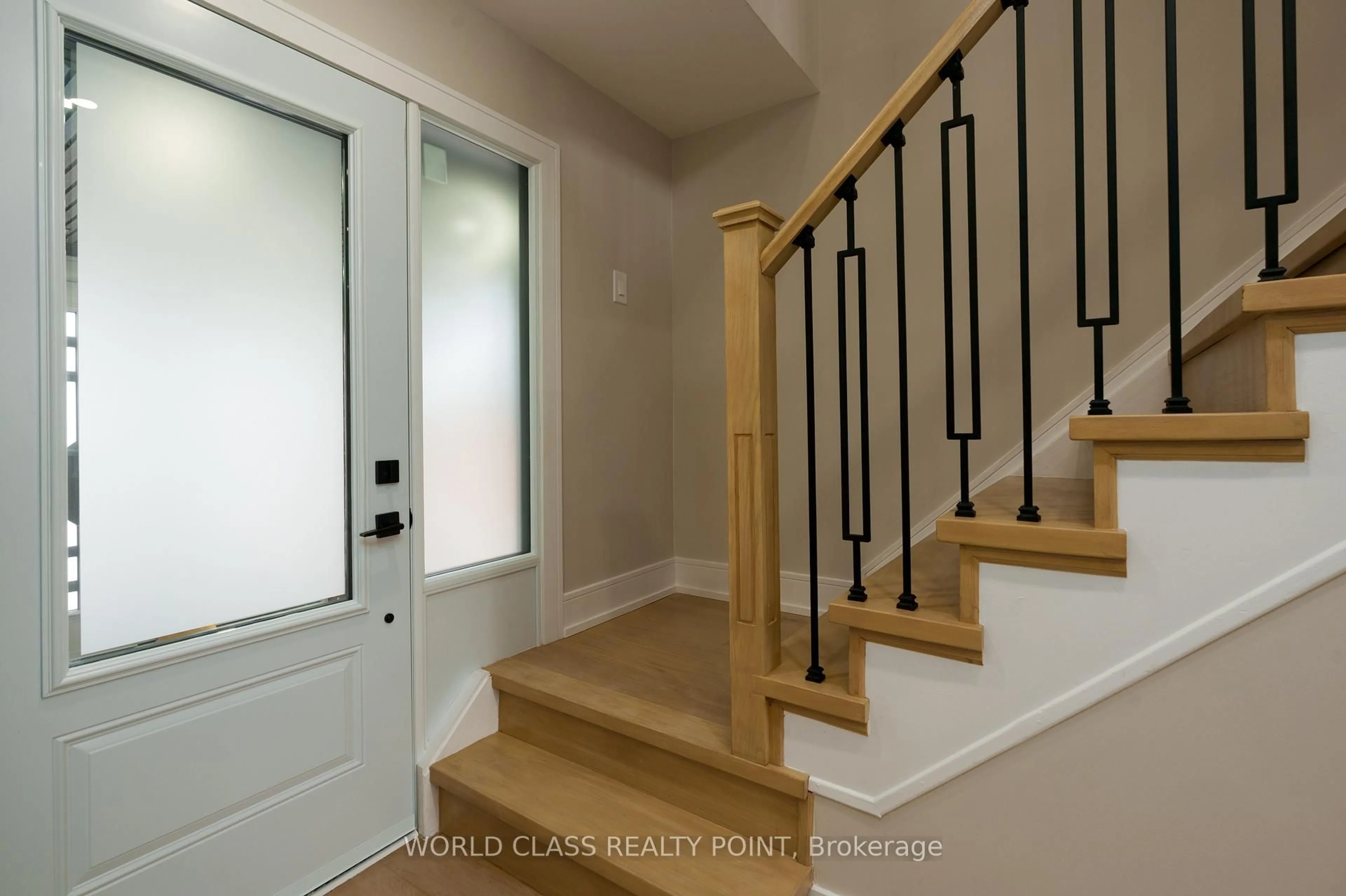 Indoor entryway for 4272 Sawmill Valley Dr, Mississauga Ontario L5L 3M9