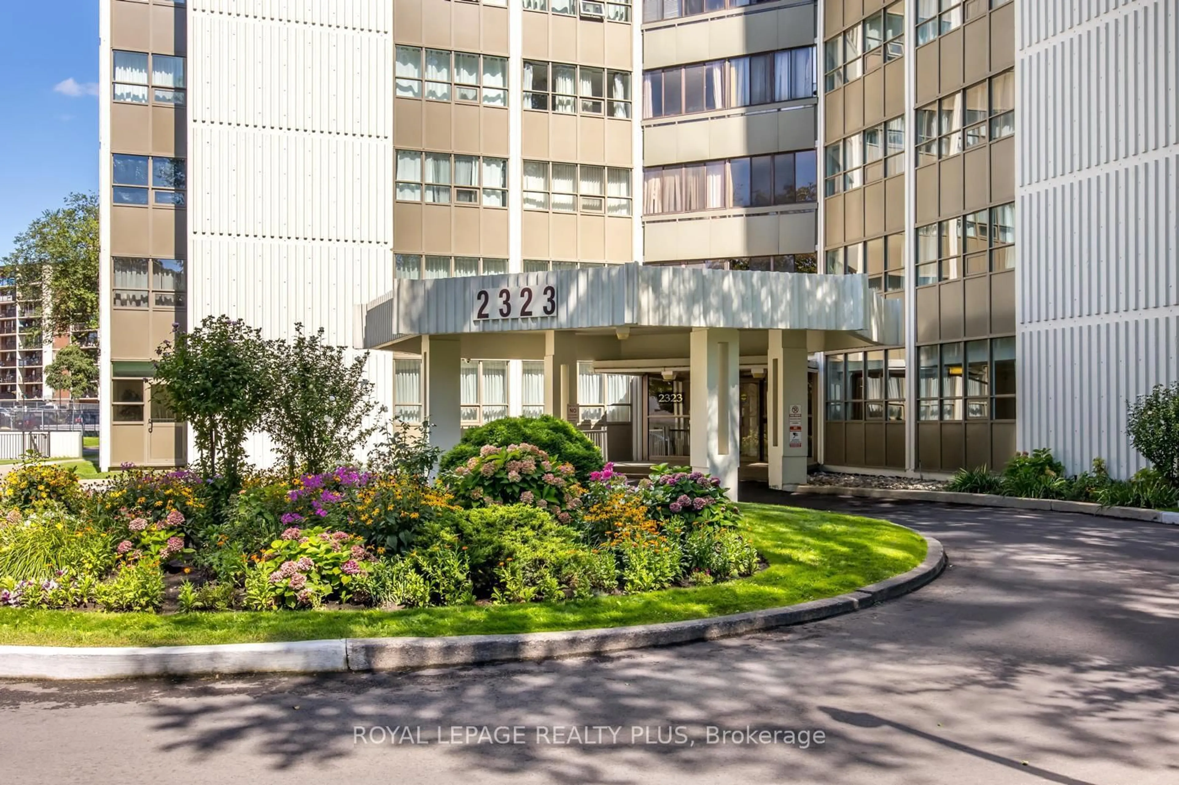 Indoor foyer for 2323 Confederation Pkwy #408, Mississauga Ontario L5B 1R6