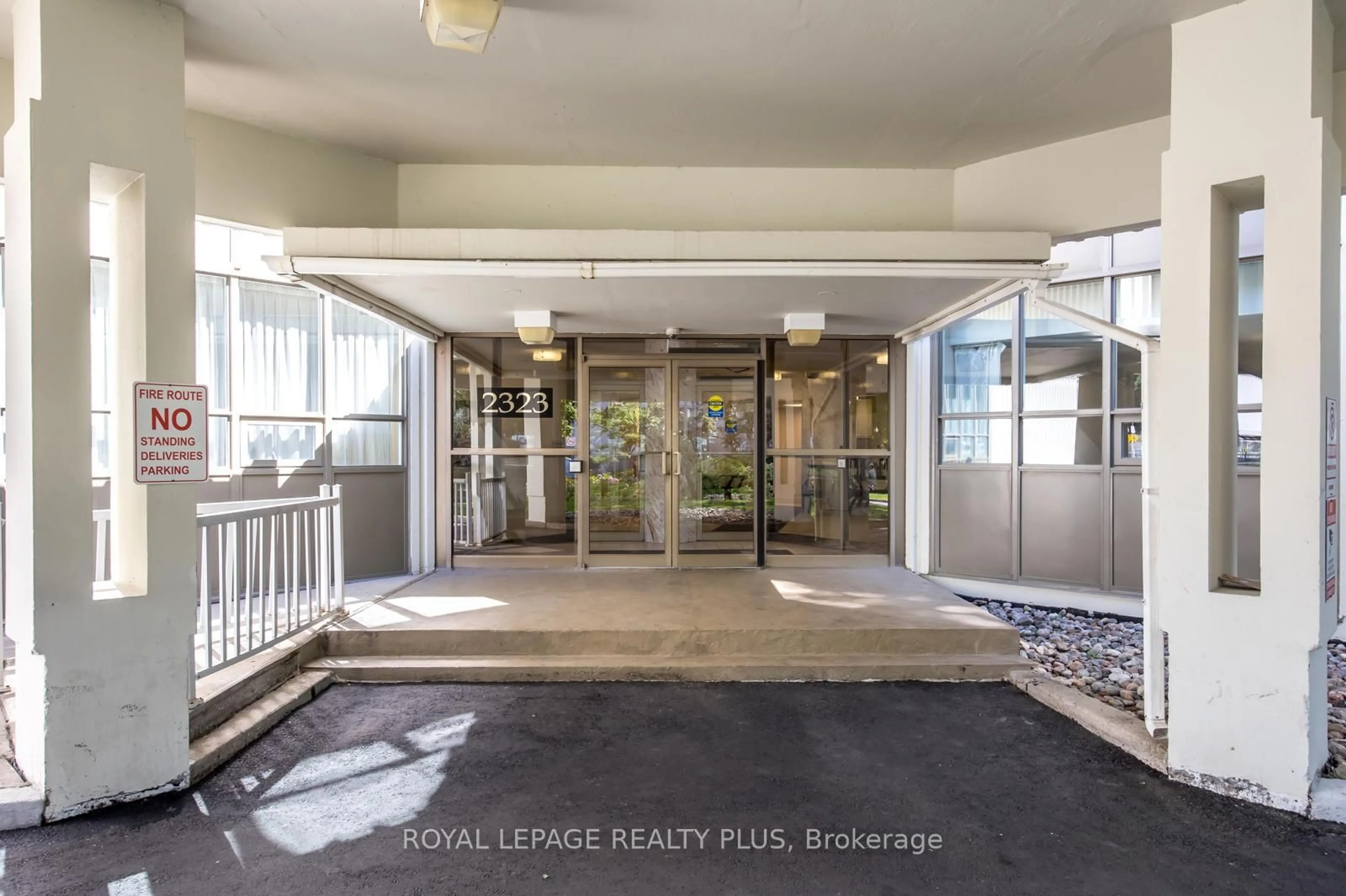 Indoor foyer for 2323 Confederation Pkwy #408, Mississauga Ontario L5B 1R6