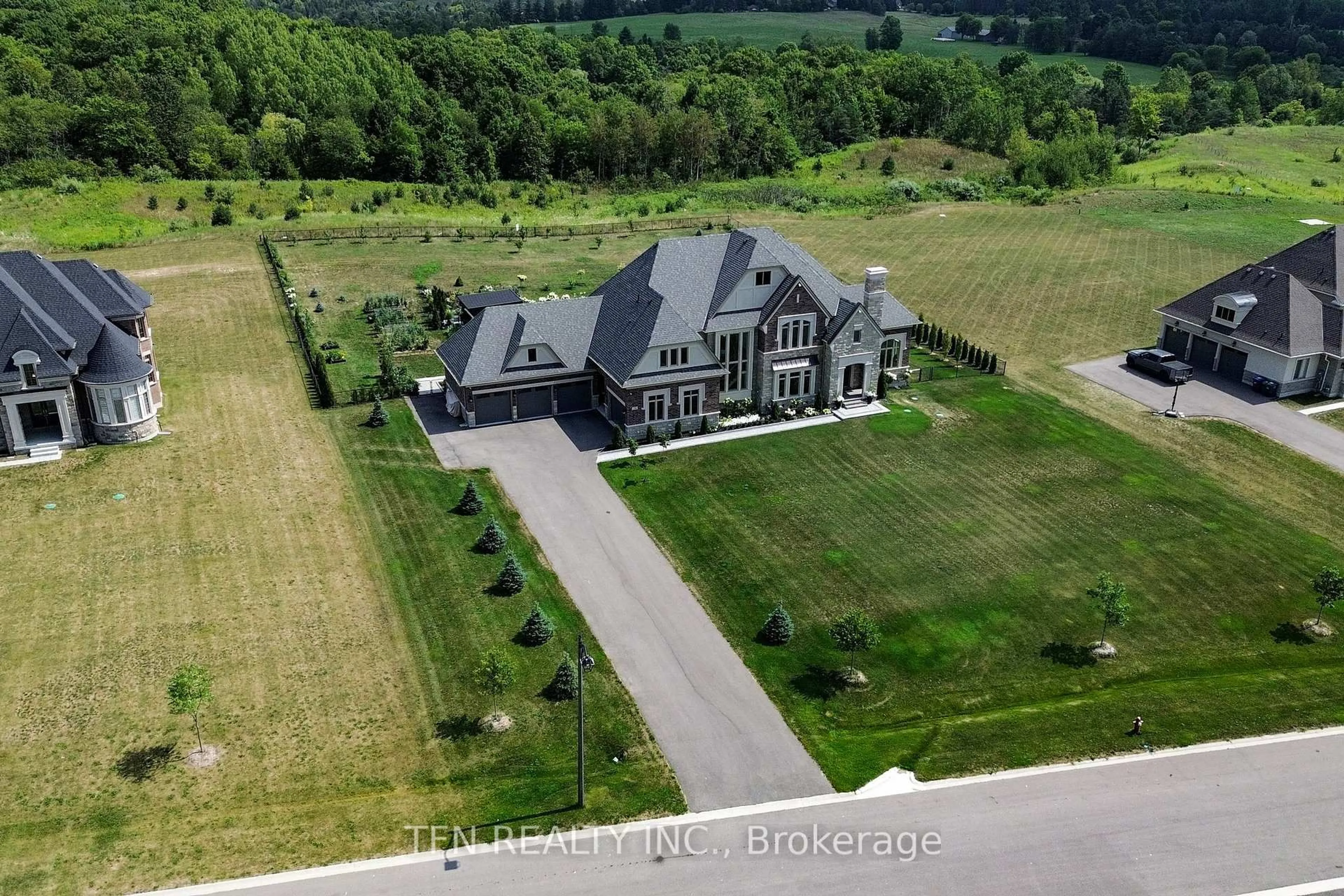 A pic from outside/outdoor area/front of a property/back of a property/a pic from drone, unknown for 258 Amos Dr, Caledon Ontario L7E 4L7
