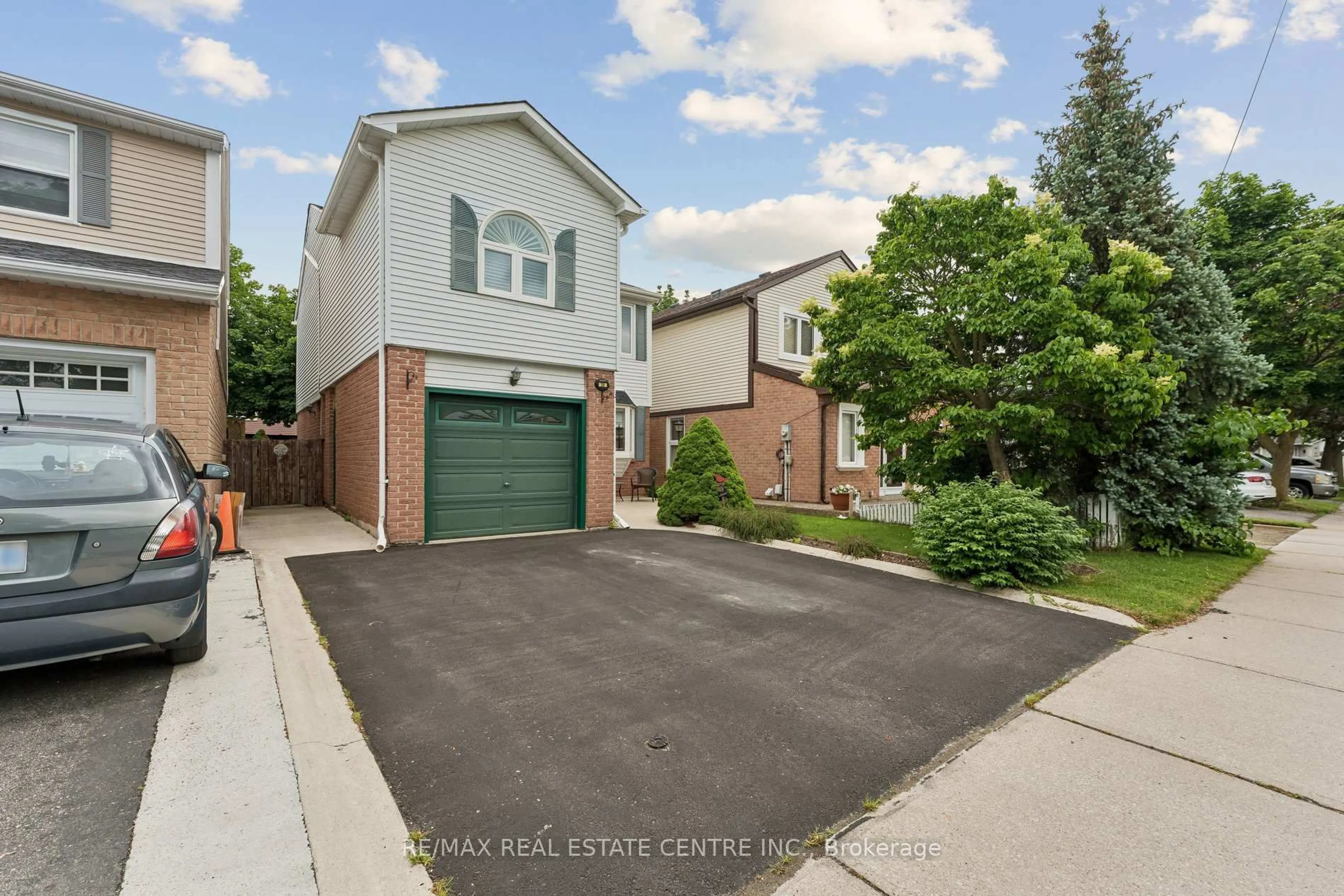 A pic from outside/outdoor area/front of a property/back of a property/a pic from drone, street for 26 Jameson Cres, Brampton Ontario L6S 3W3
