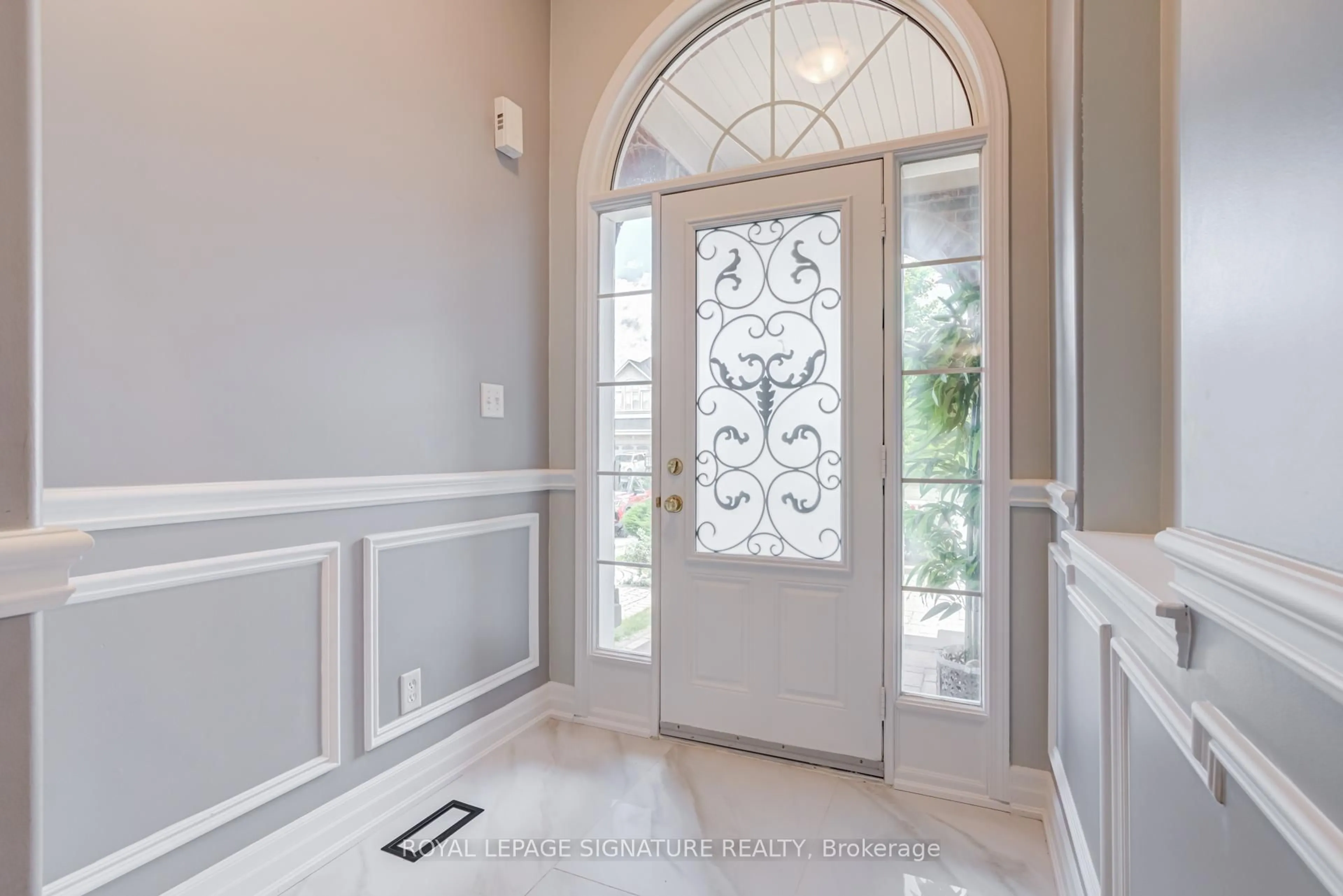 Indoor entryway for 7312 Golden Meadow Crt, Mississauga Ontario L5W 0B8