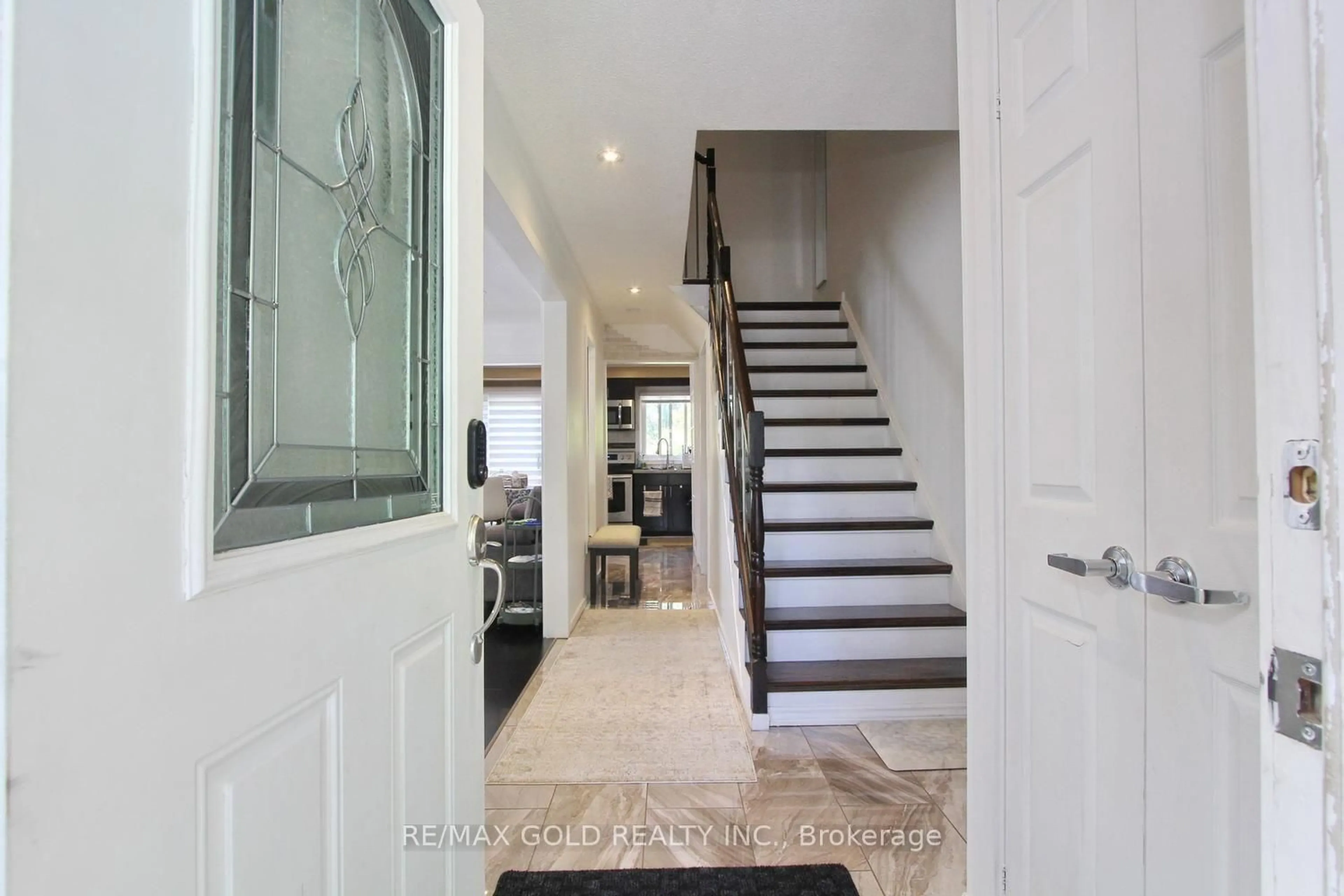 Indoor entryway for 4 Summertime Crt, Brampton Ontario L6Z 2B4
