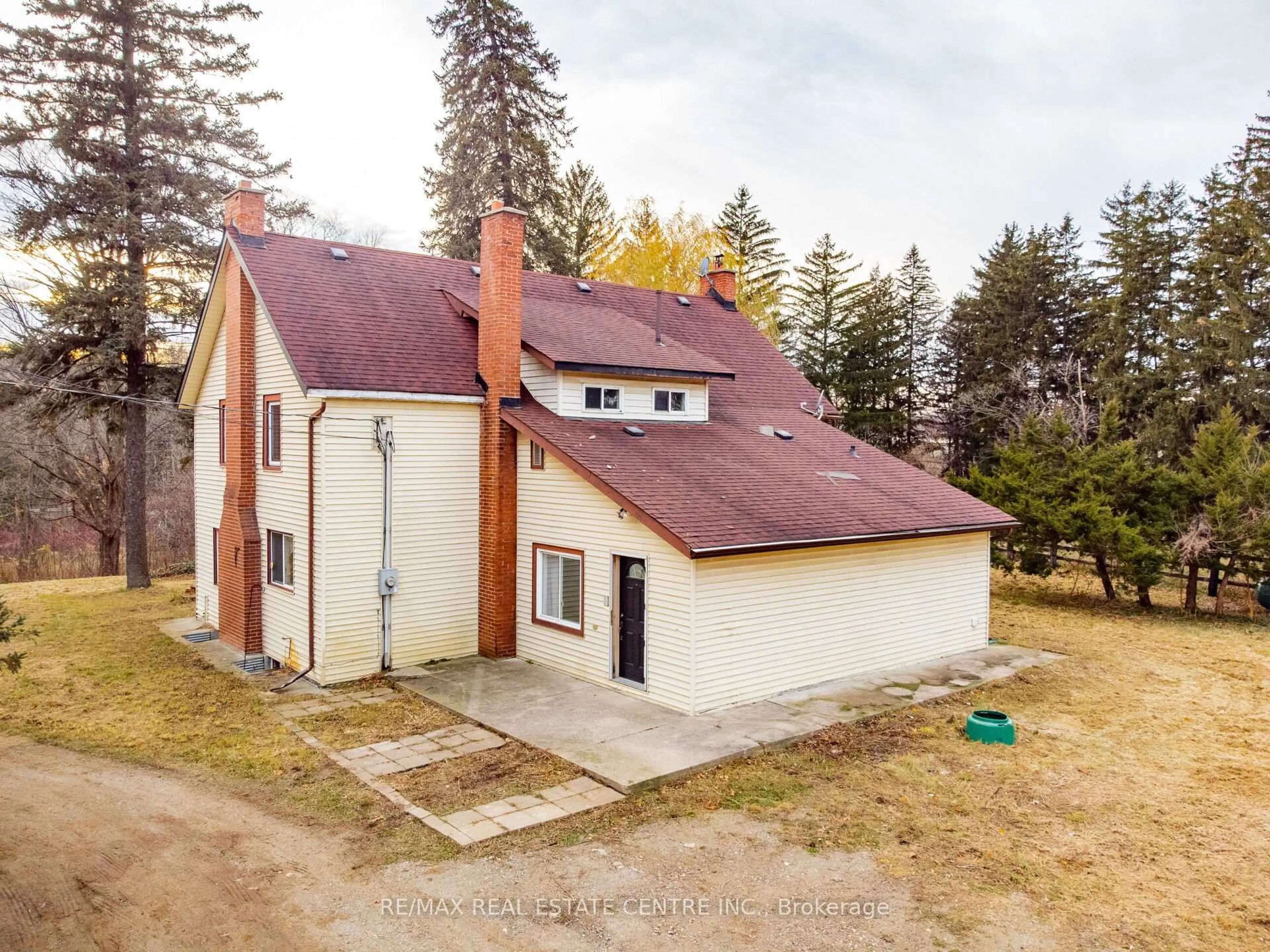 A pic from outside/outdoor area/front of a property/back of a property/a pic from drone, building for 8681 Canyon Rd, Milton Ontario L0P 1B0
