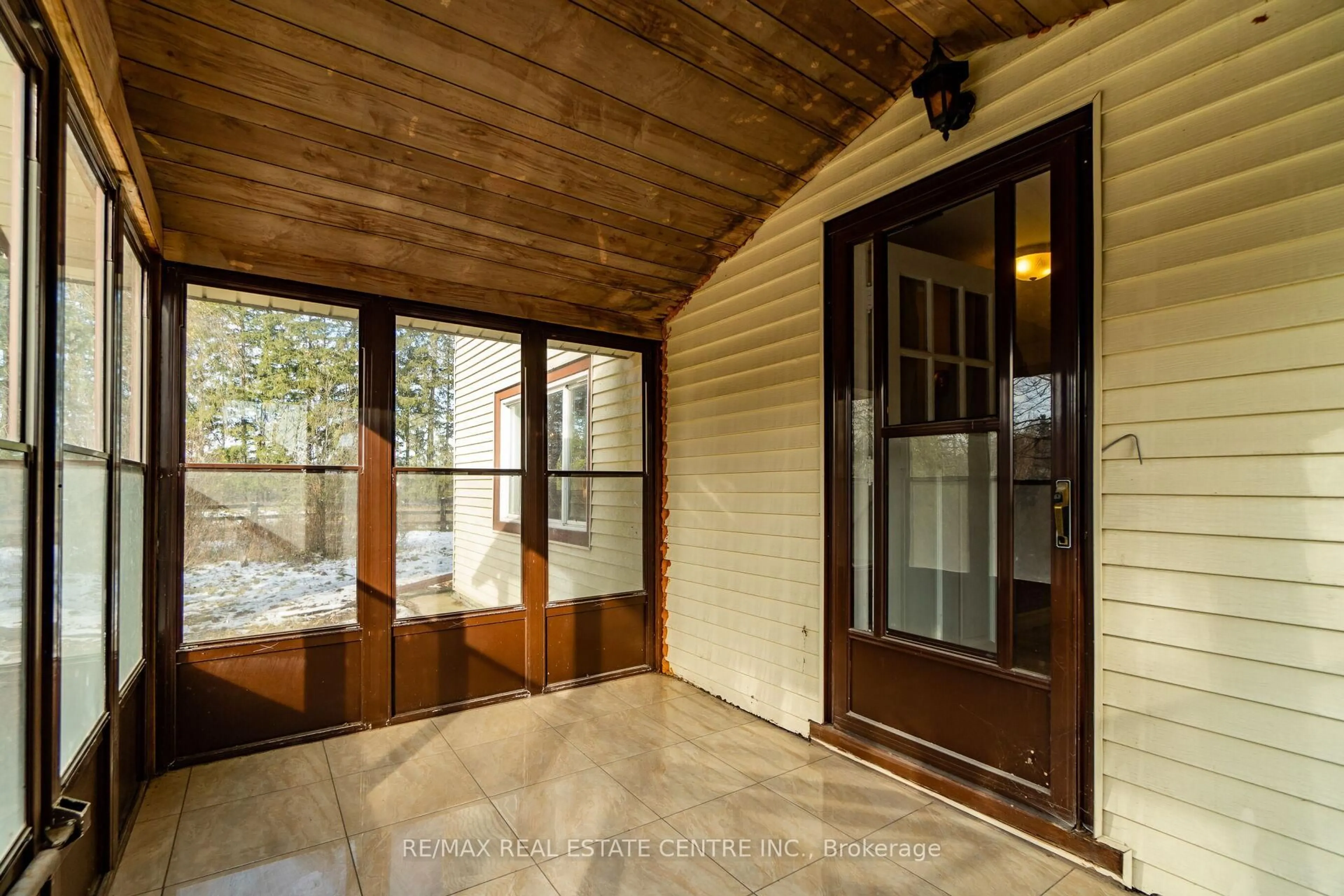 Indoor entryway for 8681 Canyon Rd, Milton Ontario L0P 1B0
