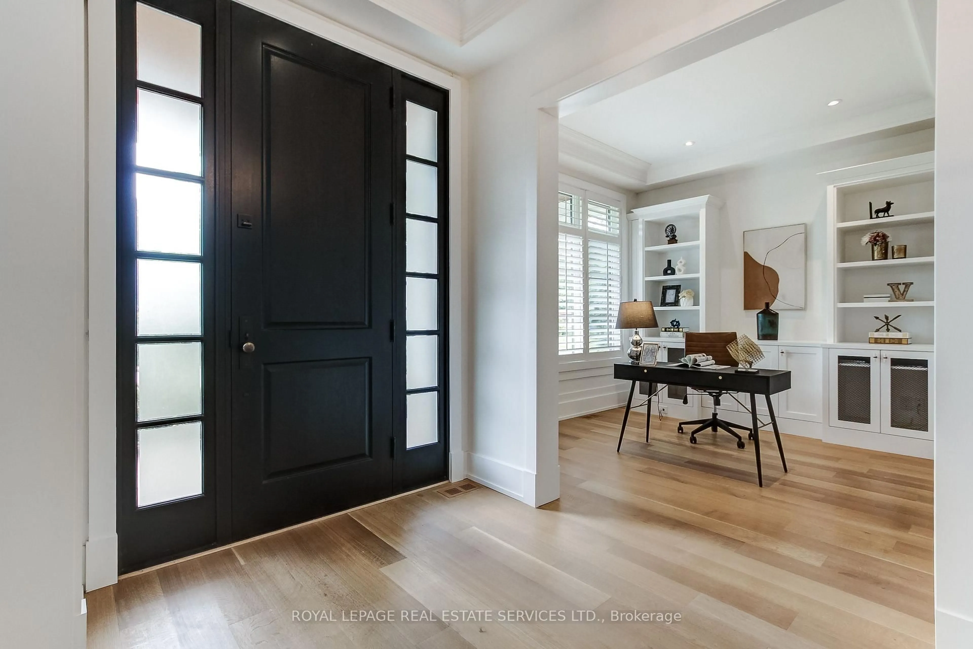 Indoor entryway for 433 Jeanette Dr, Oakville Ontario L6K 1M6