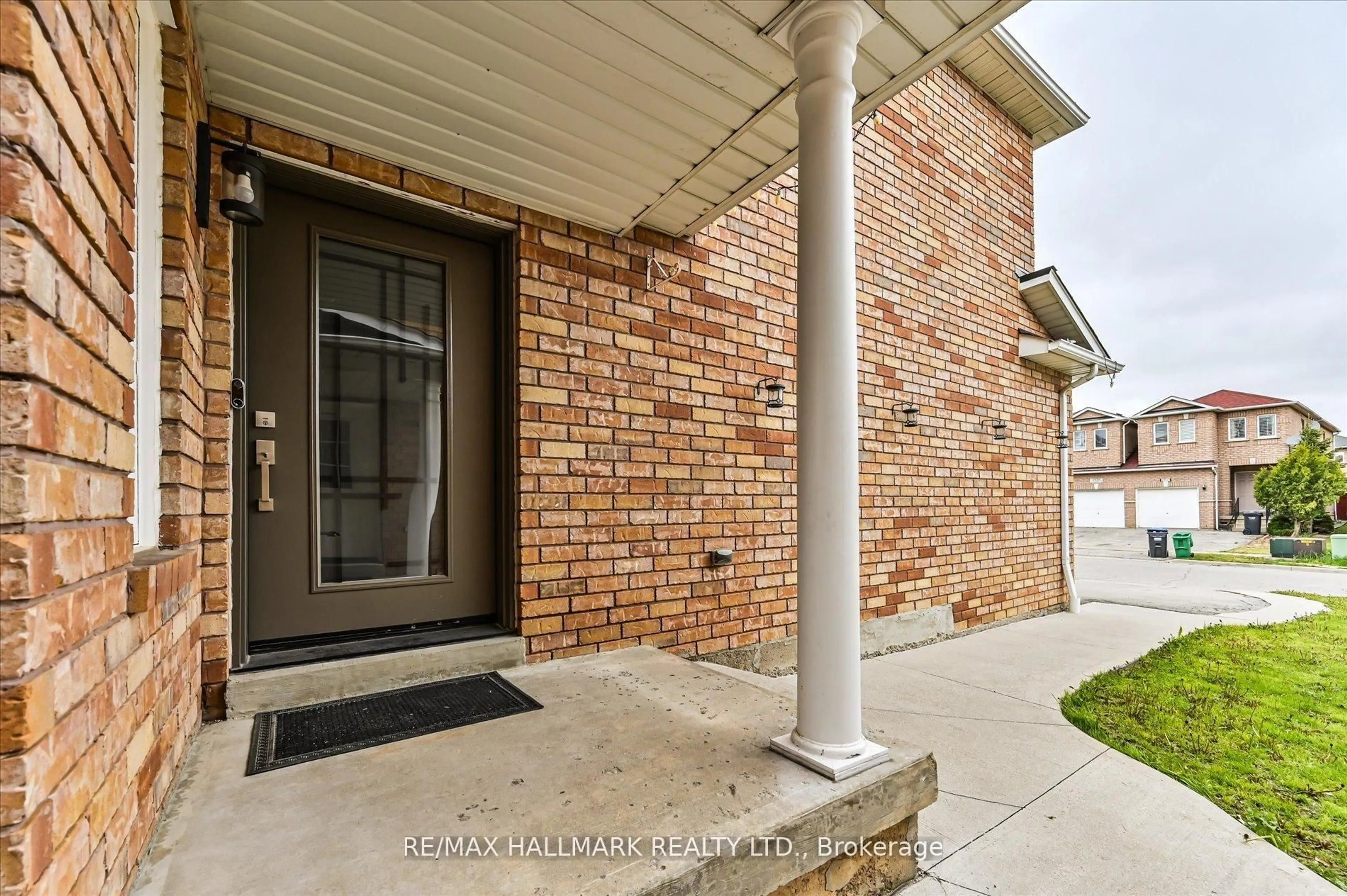 Home with brick exterior material, street for 5936 Candlebrook Crt, Mississauga Ontario L5V 2V5