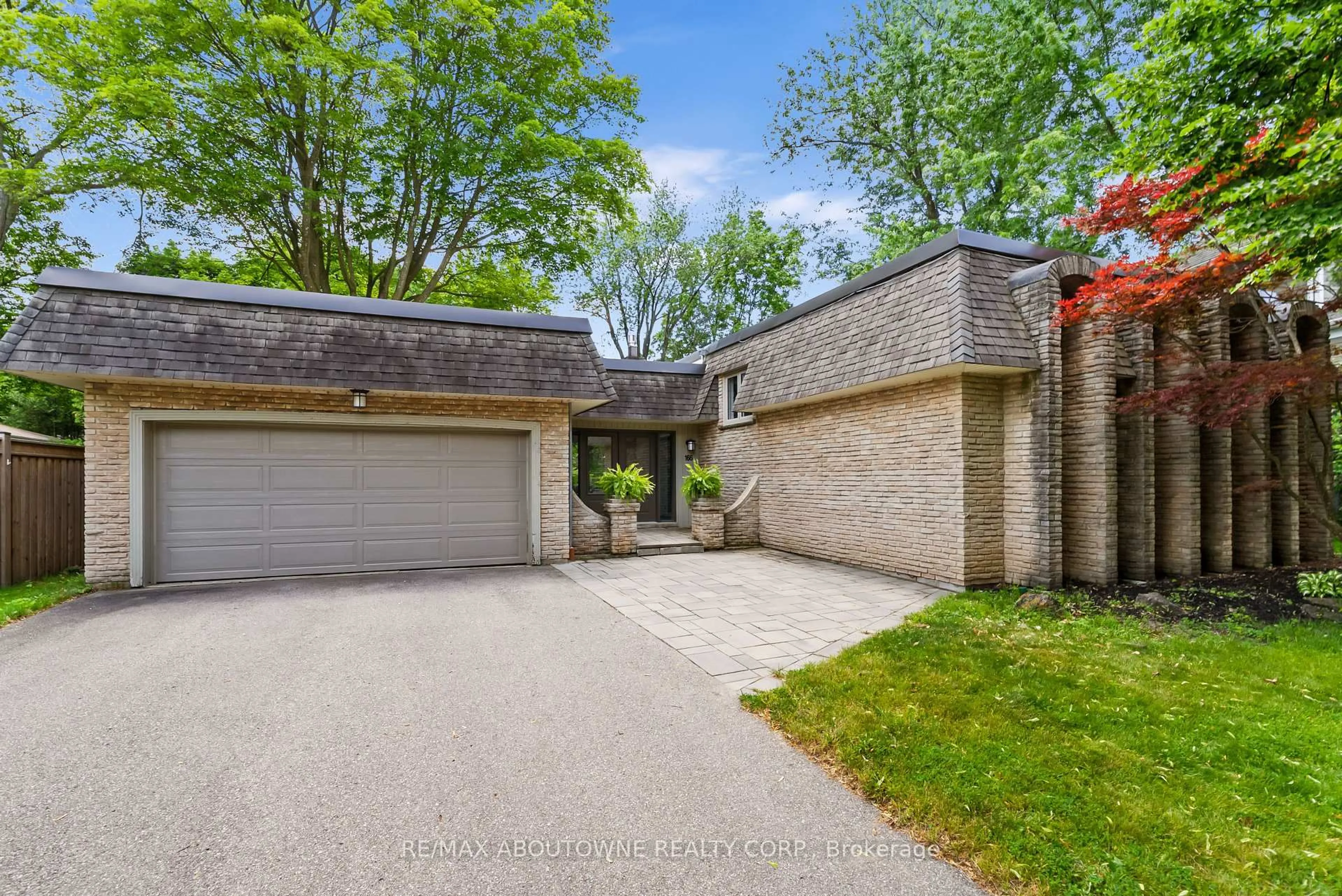 A pic from outside/outdoor area/front of a property/back of a property/a pic from drone, street for 166 Castle Cres, Oakville Ontario L6J 5H3
