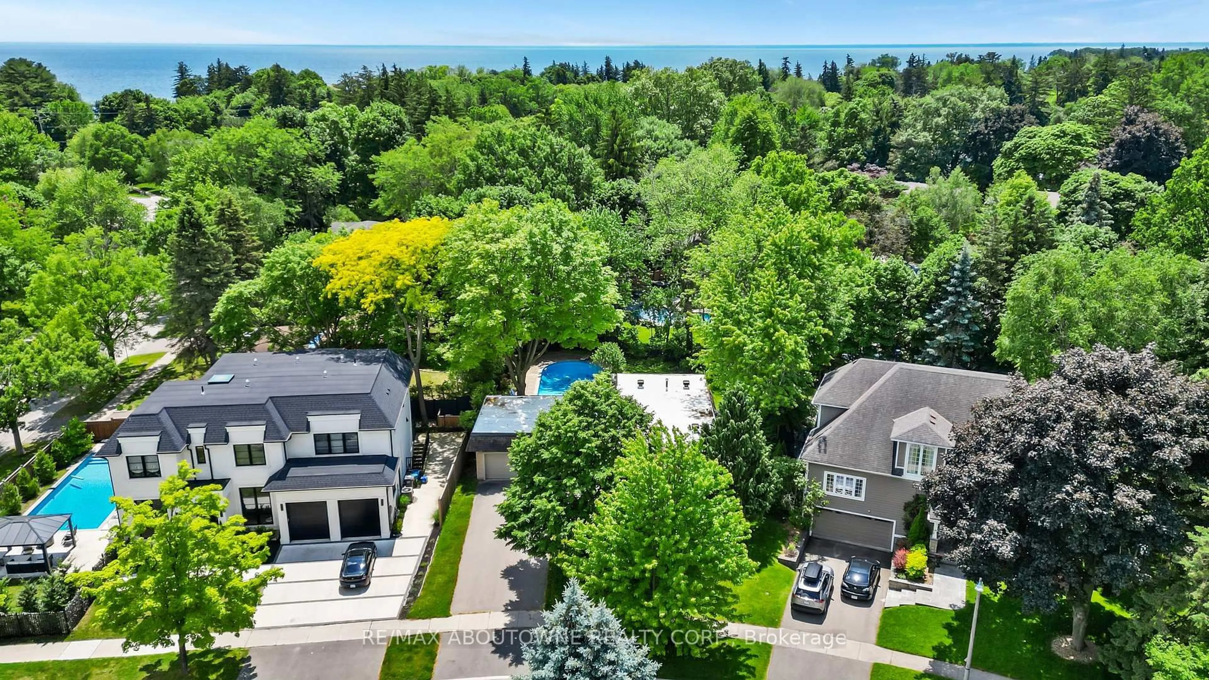 A pic from outside/outdoor area/front of a property/back of a property/a pic from drone, water/lake/river/ocean view for 166 Castle Cres, Oakville Ontario L6J 5H3