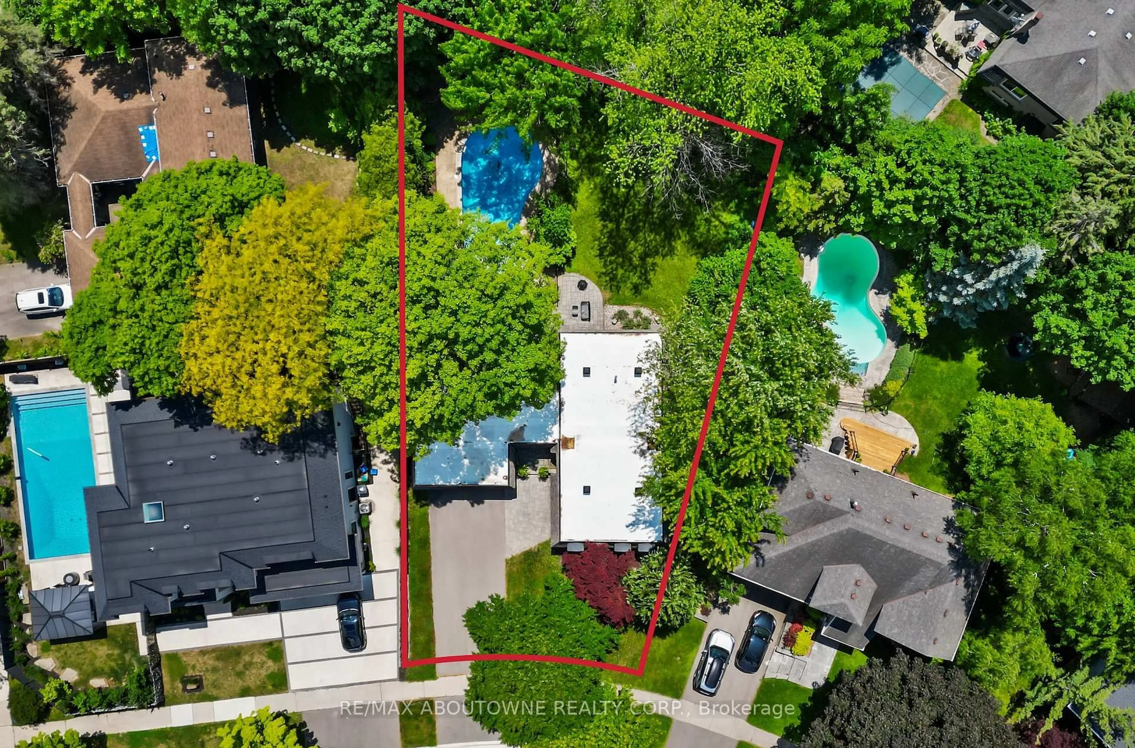 A pic from outside/outdoor area/front of a property/back of a property/a pic from drone, street for 166 Castle Cres, Oakville Ontario L6J 5H3