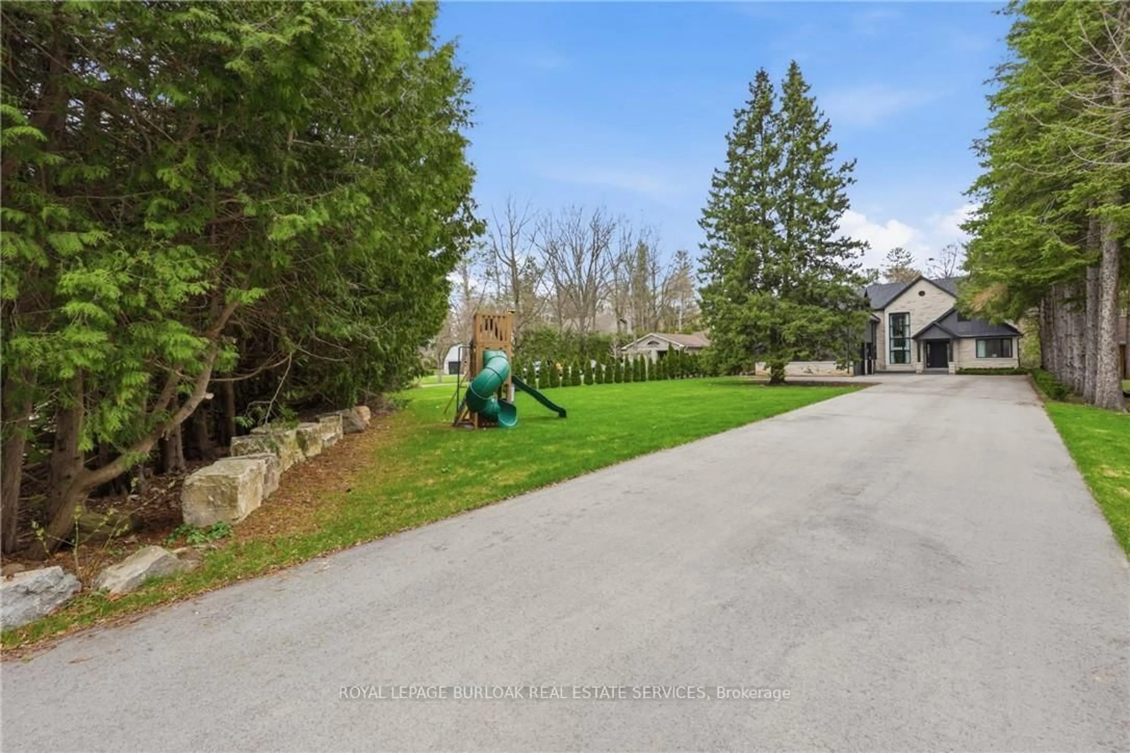 A pic from outside/outdoor area/front of a property/back of a property/a pic from drone, street for 39 Credit Rd, Caledon Ontario L7C 3J3