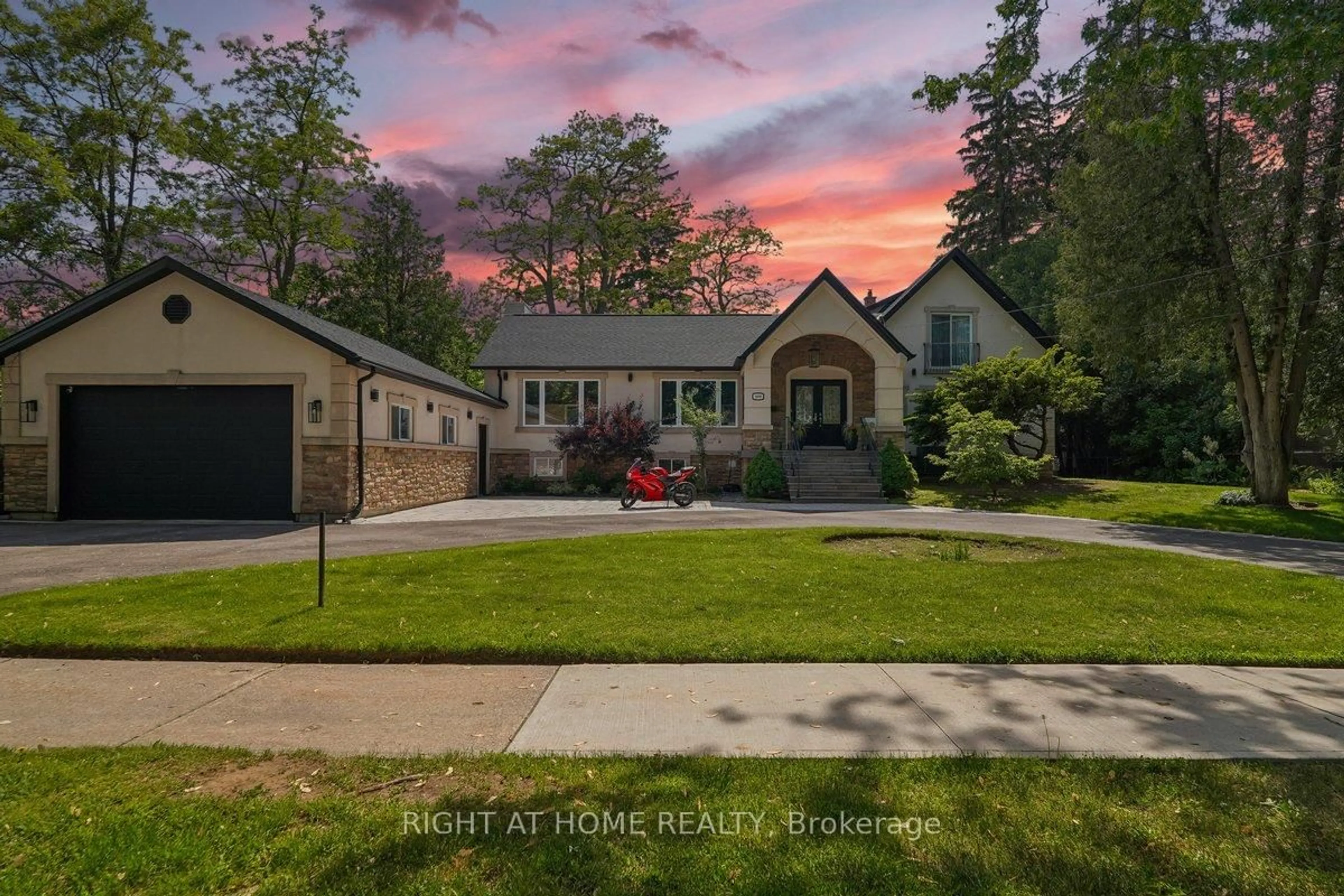 A pic from outside/outdoor area/front of a property/back of a property/a pic from drone, street for 2090 Stonehouse Cres, Mississauga Ontario L5H 3J1