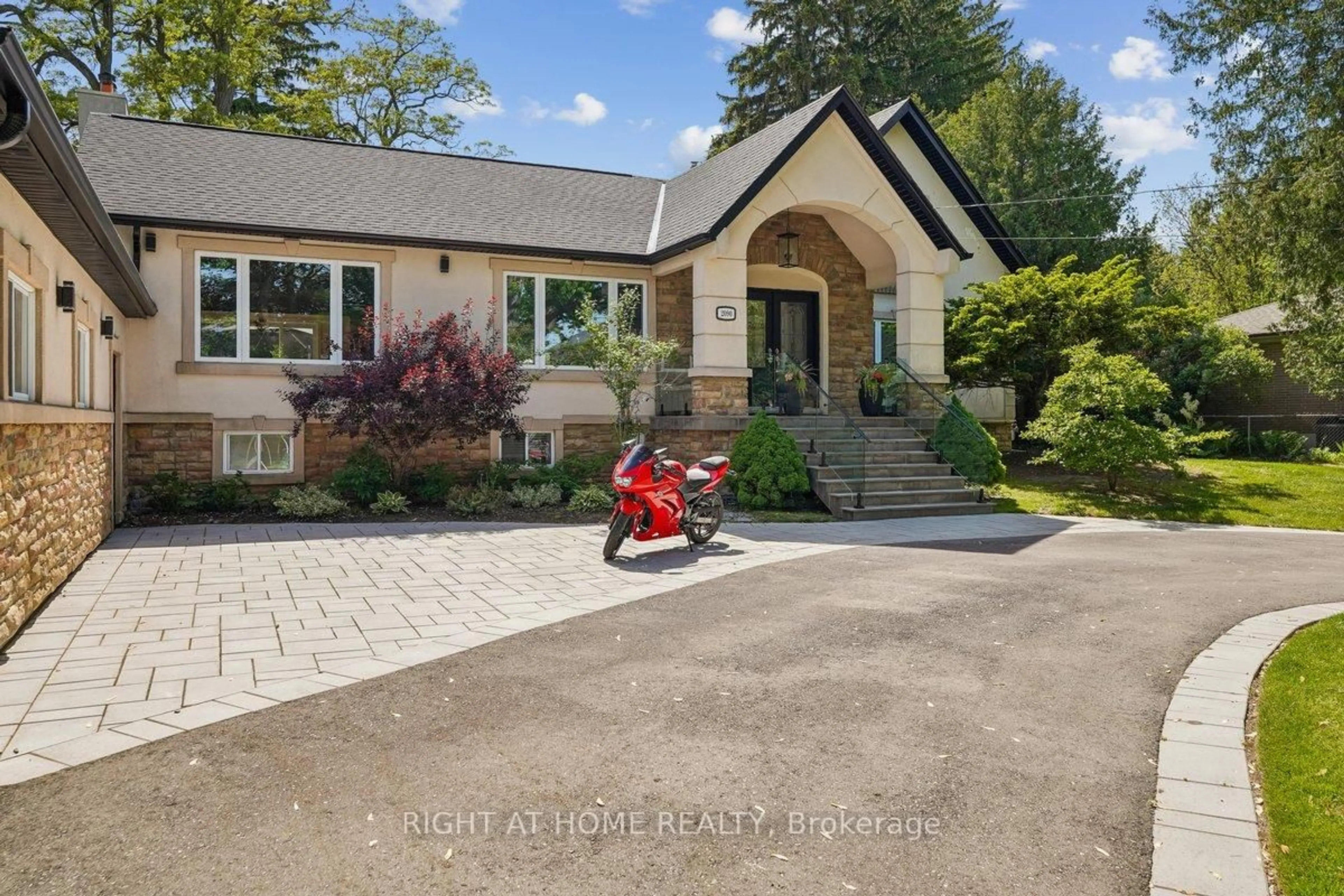 Unknown for 2090 Stonehouse Cres, Mississauga Ontario L5H 3J1