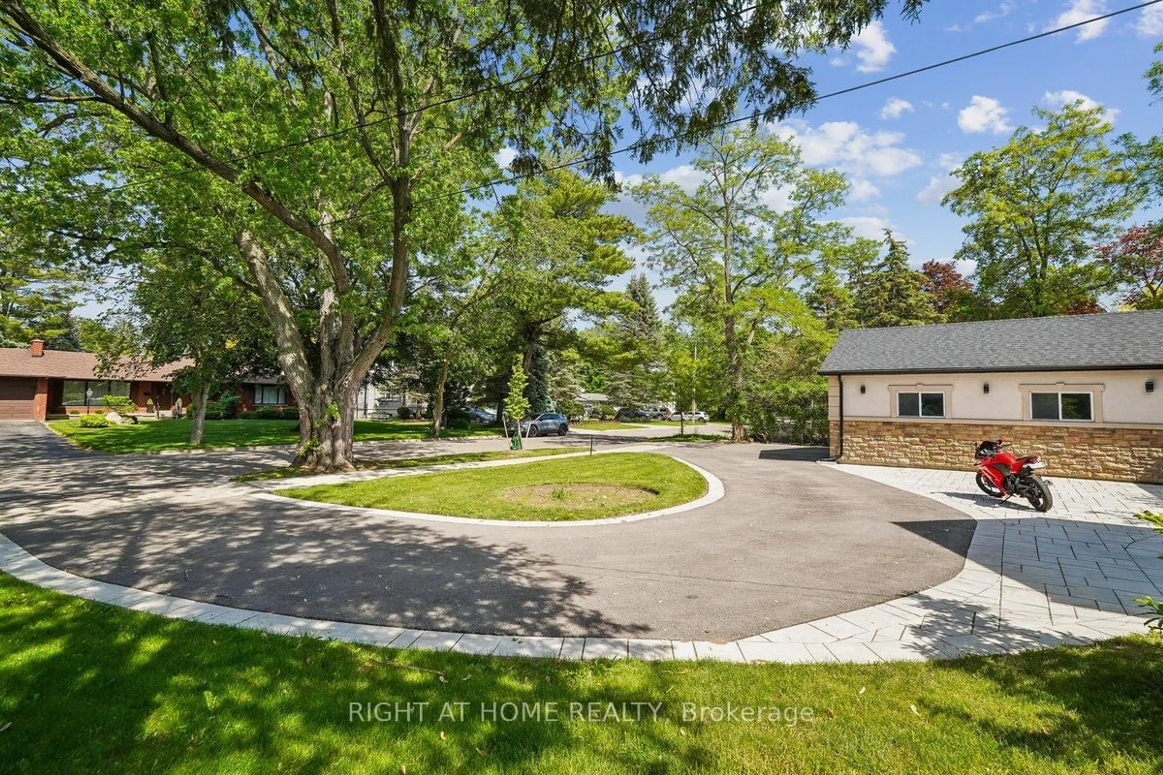 A pic from outside/outdoor area/front of a property/back of a property/a pic from drone, street for 2090 Stonehouse Cres, Mississauga Ontario L5H 3J1