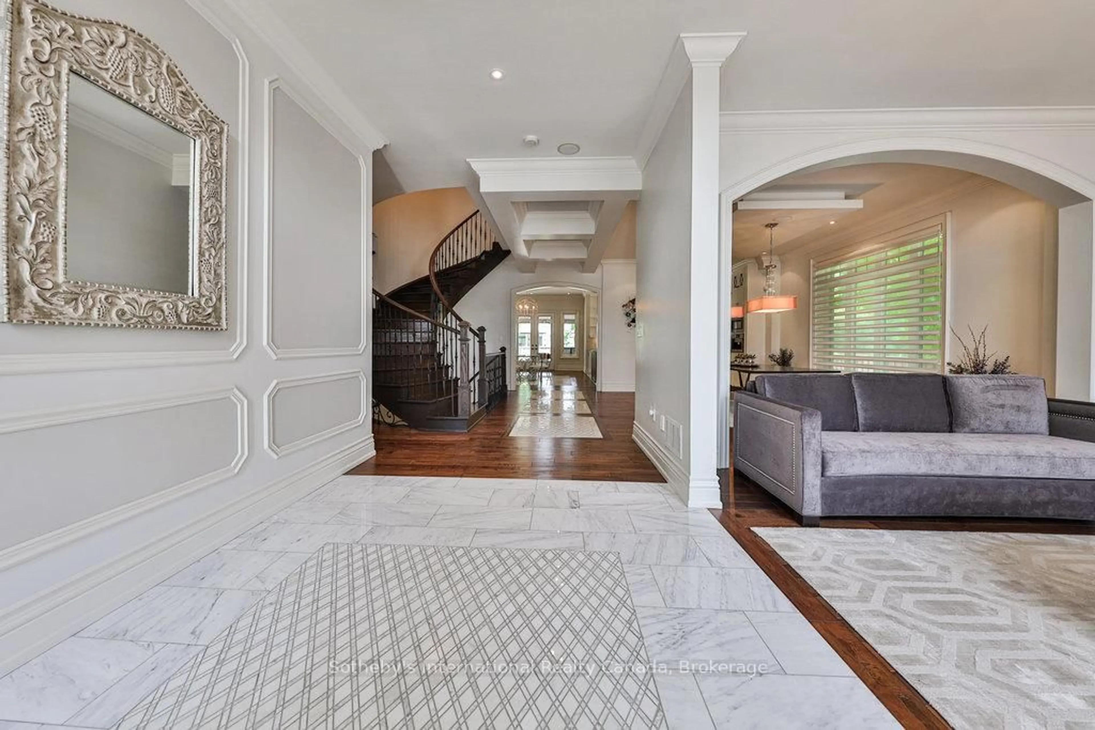 Indoor entryway for 1035 Truman Ave, Oakville Ontario L6H 1Y7